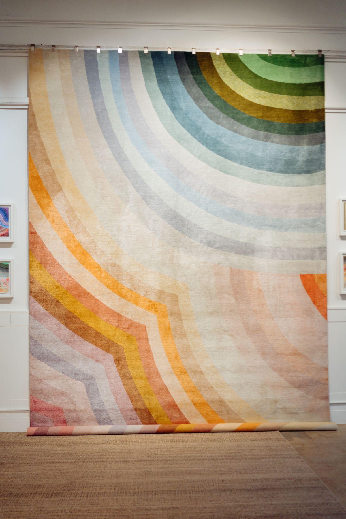 Questa accattivante collezione mette in mostra la collaborazione creativa tra Joseph Carini e l'artista Michelle Weinberg, mescolando colori vivaci, motivi intricati e un'eccezionale arte tessile. Il loro comune entusiasmo per le composizioni