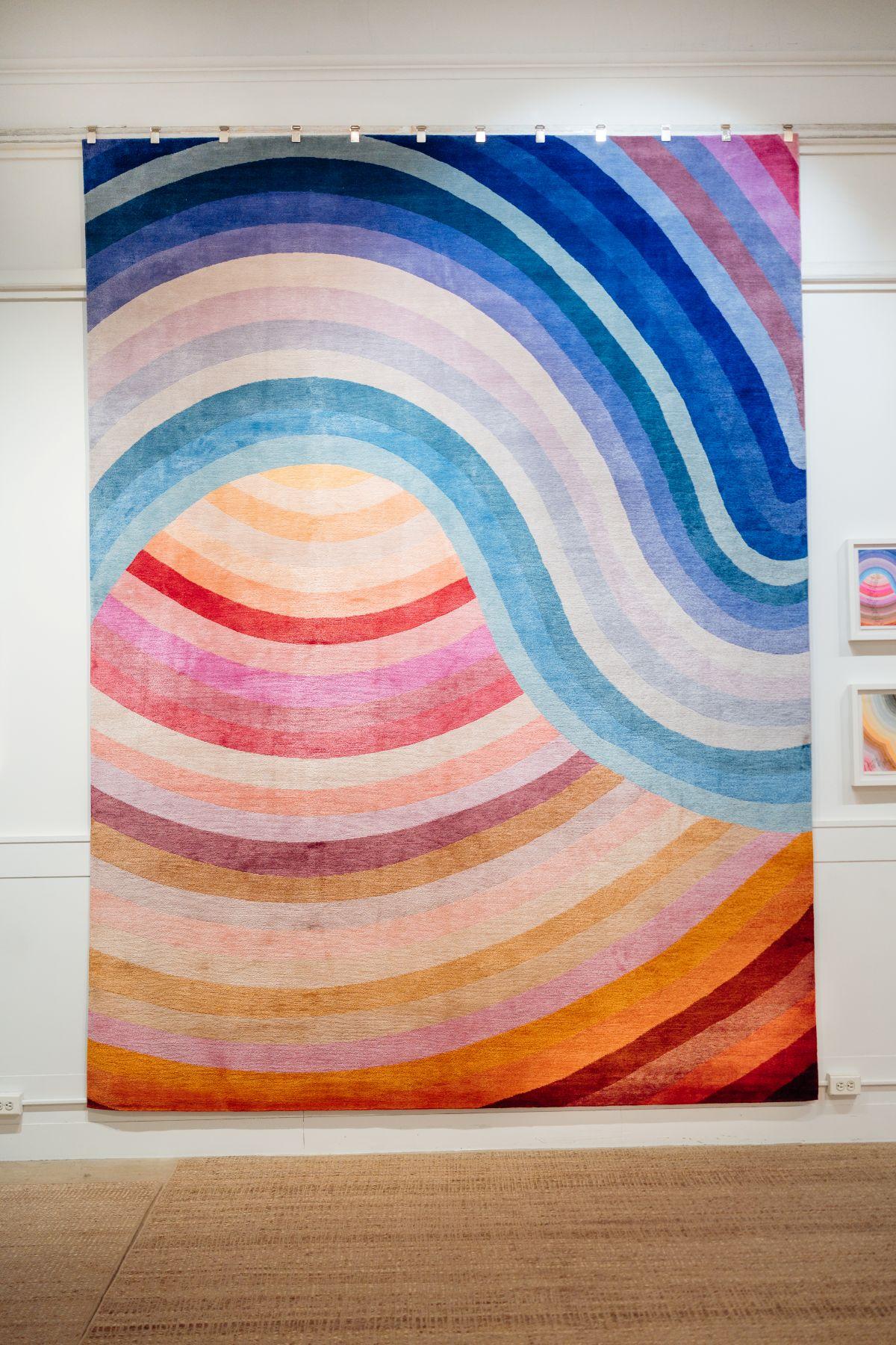 Questa accattivante collezione mette in mostra la collaborazione creativa tra Joseph Carini e l'artista Michelle Weinberg, mescolando colori vivaci, motivi intricati e un'eccezionale arte tessile. Il loro comune entusiasmo per le composizioni