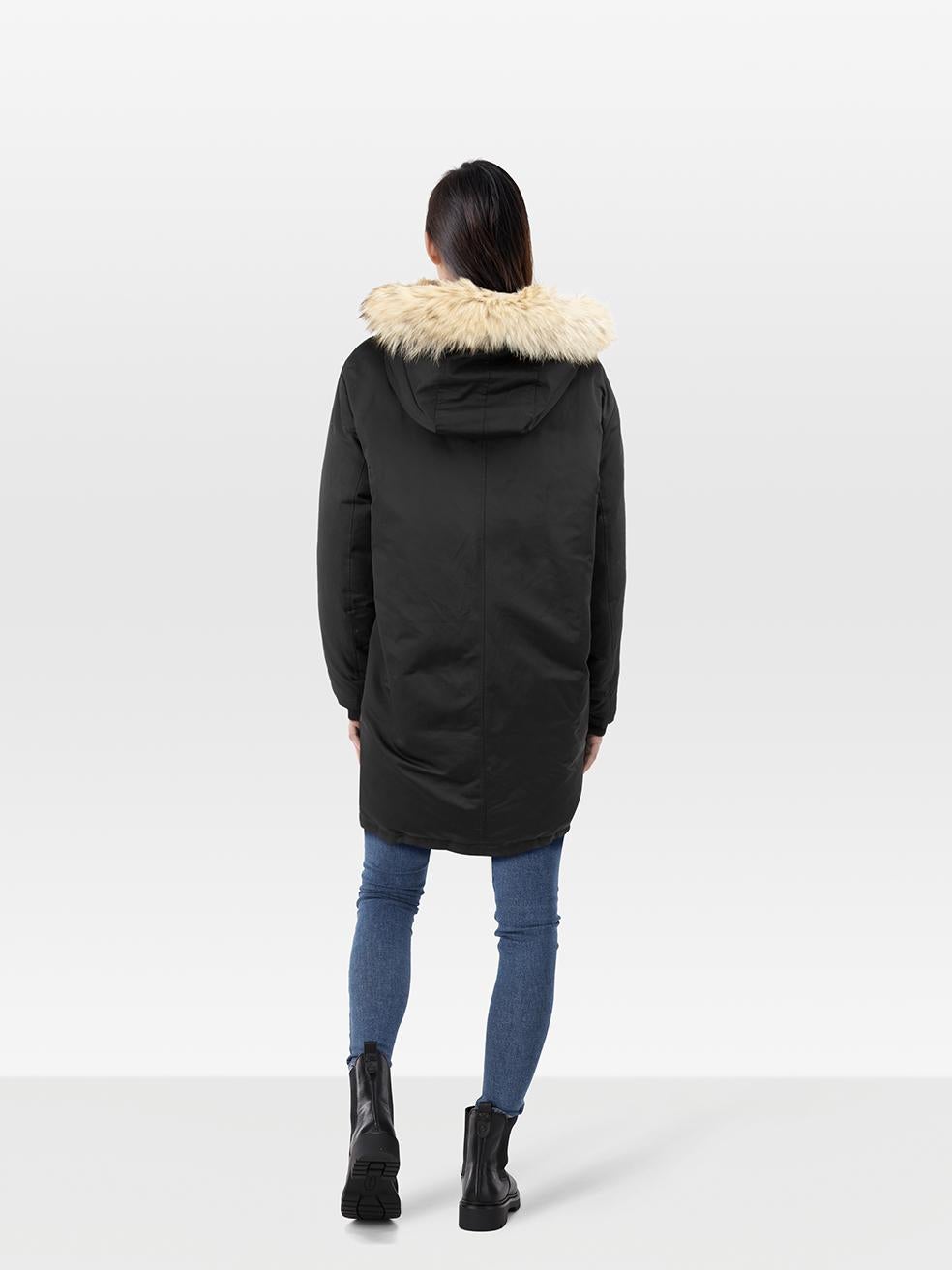CONDIZIONE: molto buona. La giacca presenta un'usura minima. Discromie sul cofano. Piccolo foro sulla fodera vicino all'ascella destra su questo articolo usato di Theory designer resale.
 
 
 
 Dettagli
 
 
 Nero
 
 Poliestere
 
 Cappotto parka
 
