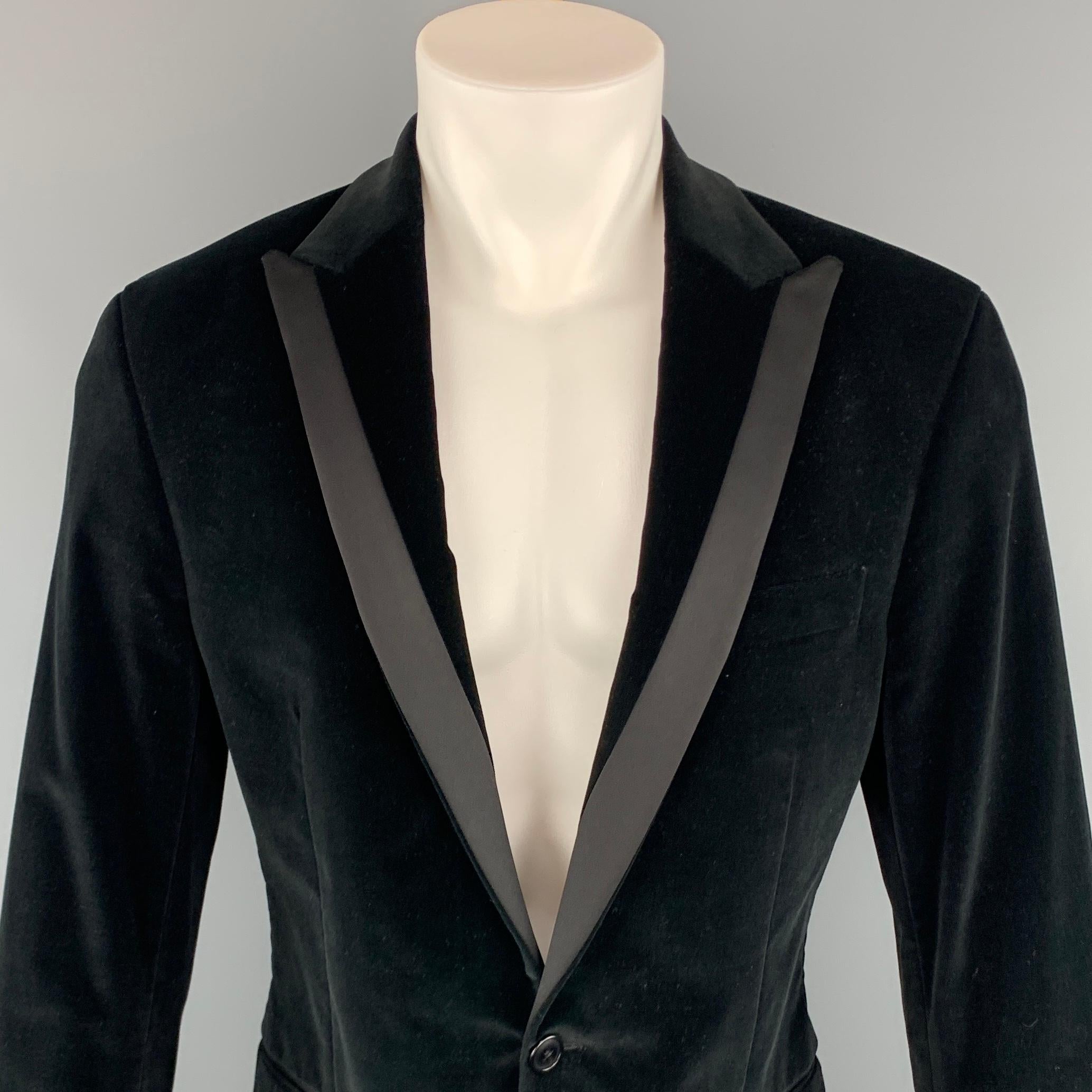 THEORY sport coat comes in black velvet with a peak lapel and a single button closure. 

Excellent Pre-Owned Condition. 
Marked: 40 R

Measurements:

Shoulder: 18 in. 
Chest: 35 in. 
Sleeve: 25.5 in. 
Length: 29.5 in. 