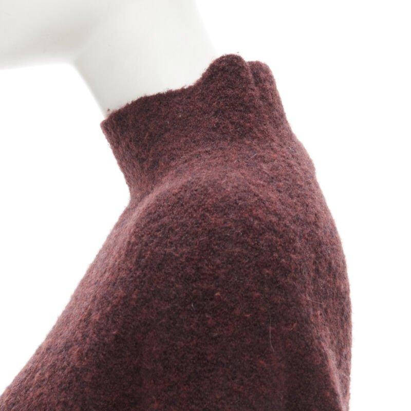 Noir THEORY pull rouge foncé en laine mélangée floue à col montant et ourlet en escalier XS en vente