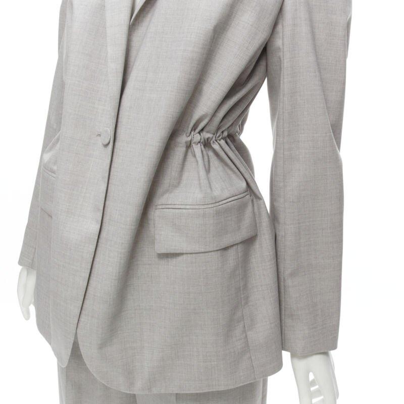 THEORY Drape in lana grigia con coulisse in vita, blazer a gamba larga US6 S
Riferimento: KNLM/A00039
Marchio: Theory
Modello: Drappo
Materiale: 100% lana
Colore: Grigio
Modello: Tinta unita
Chiusura: bottone
Prodotto in: