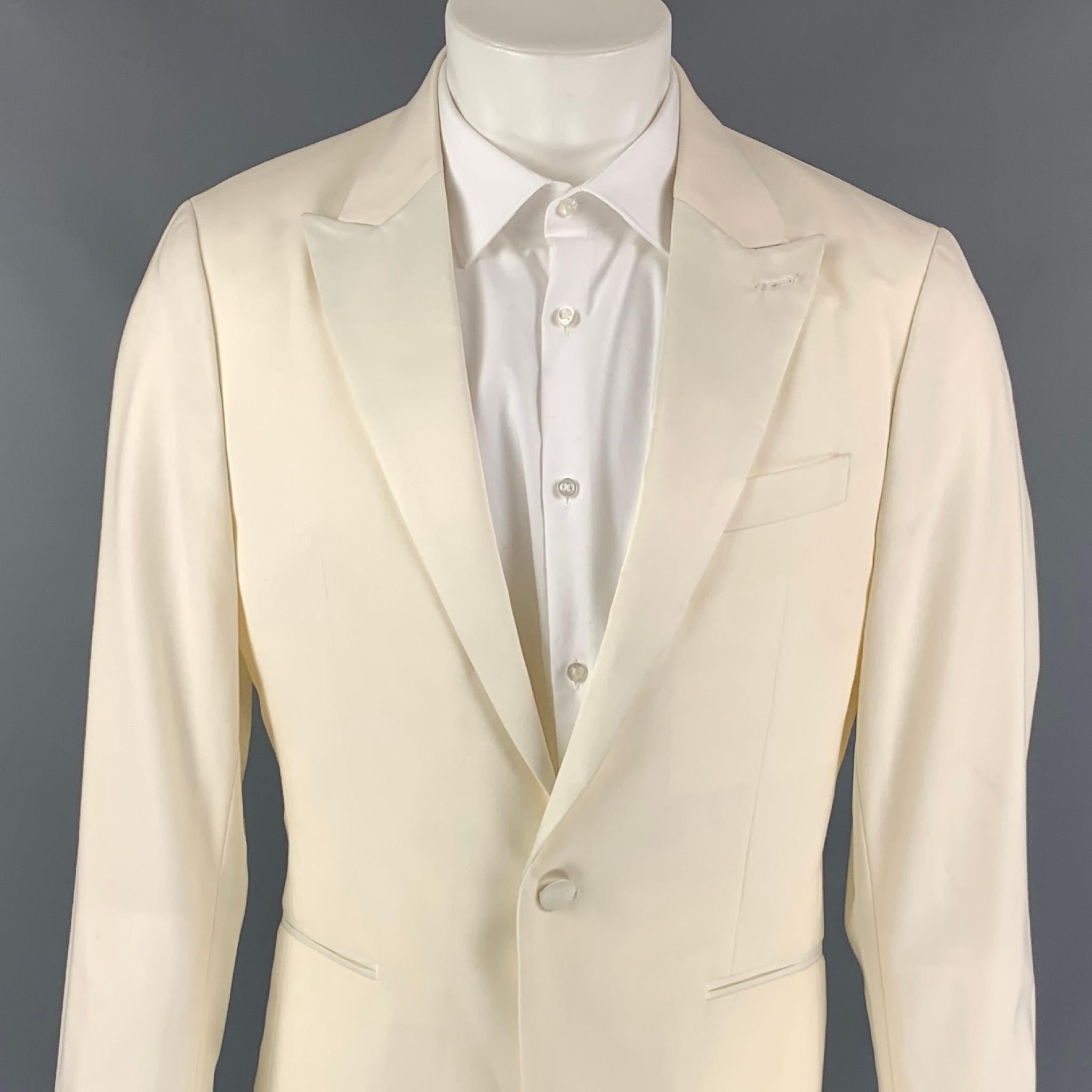 THEORY Fall 18 sport coat comes in a off white wool with a full liner featuring a peak lapel, slit pockets, double back vent, and a single button closure. 

Very Good Pre-Owned Condition. Light marks at sleeve.
Marked: 40 R

Measurements:

Shoulder: