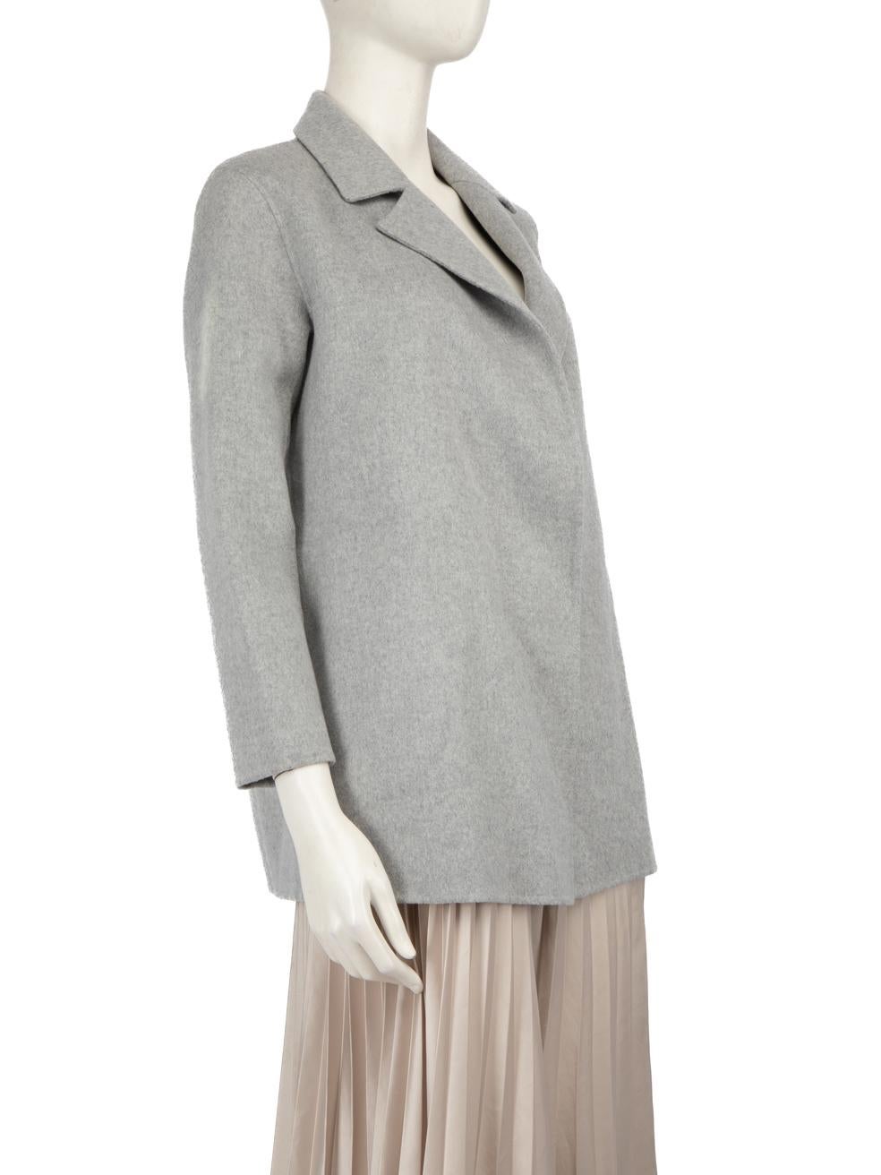 CONDIZIONE: mai indossato, con cartellini. Il cappotto non presenta alcun segno di usura visibile su questo nuovo articolo di rivendita firmato Theory.
 
 
 
 Dettagli
 
 
 Grigio
 
 Cashmere
 
 Cappotto
 
 Oversize
 
 Fronte aperto
 
 2x Tasche