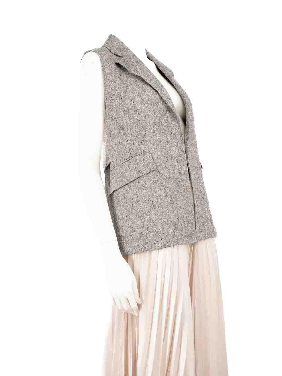 CONDITION is Very good. Minimal wear to the blazer coat is evident. Minimal wear to the left bottom side is seen with a discolouration mark on this used Theory designer resale item.
 
 
 
 Details
 
 
 Grey
 
 Linen
 
 Sleeveless vest
 
 Mid length
