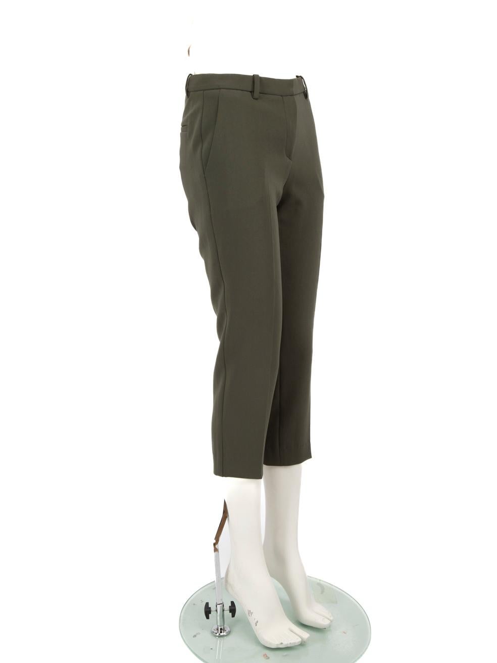 El ESTADO es Muy bueno. Apenas se aprecia desgaste en los pantalones de este artículo usado de reventa del diseñador Theory.
 
 
 
 Detalles
 
 
 Caqui
 
 Sintético
 
 Pantalones
 
 Pantalones cortos
 
 Corte entallado
 
 Media caña
 
 2x Bolsillos