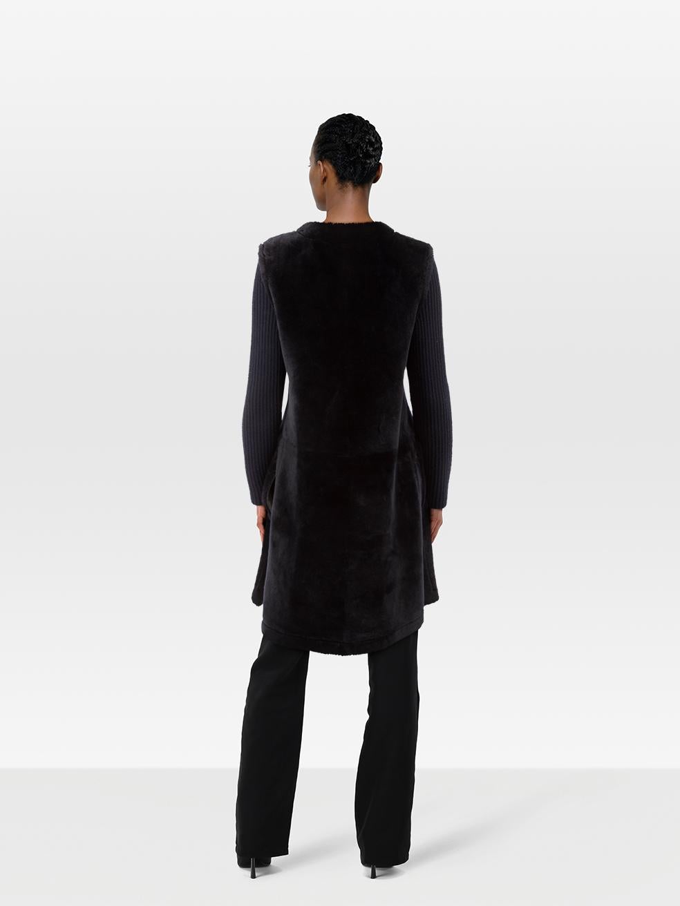 CONDITION is Very good. Minimal wear to the coat is evident. Pilling to the fabric on both sleeves on this used Theory designer resale item.
 
 Details
 
 
 Navy¬†
 
 Shearling
 
 Coat
 
 Mid length
 
 Ribbed knit sleeve detail
 
 Snap button