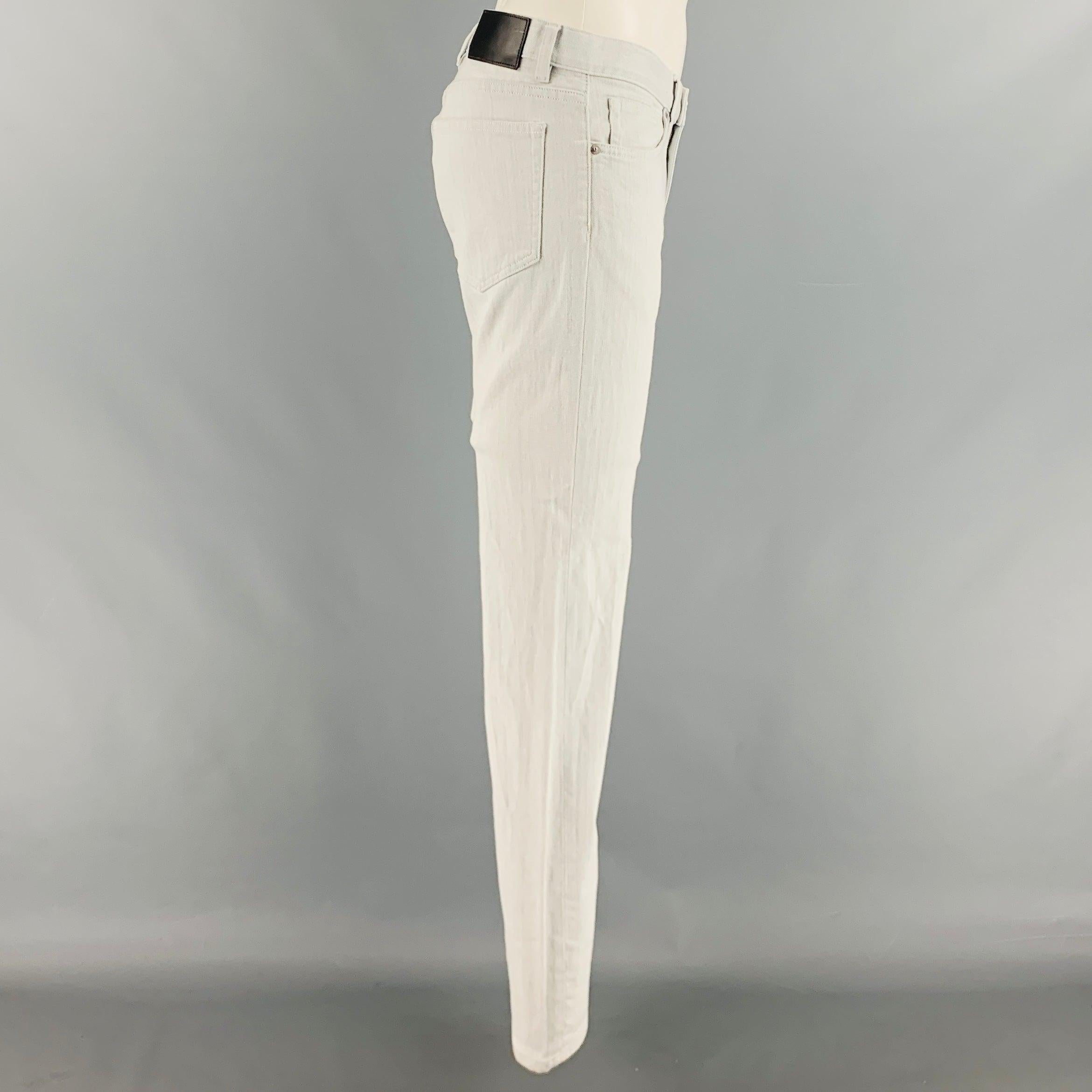 Le pantalon 'Raffi' de THEORY est en coton mélangé gris et présente une coupe ajustée ainsi qu'une fermeture à glissière. Excellent état d'origine. 

Marqué :   32 

Mesures : 
  Taille : 33 pouces Taille : 9.5 pouces Entrejambe : 29 pouces