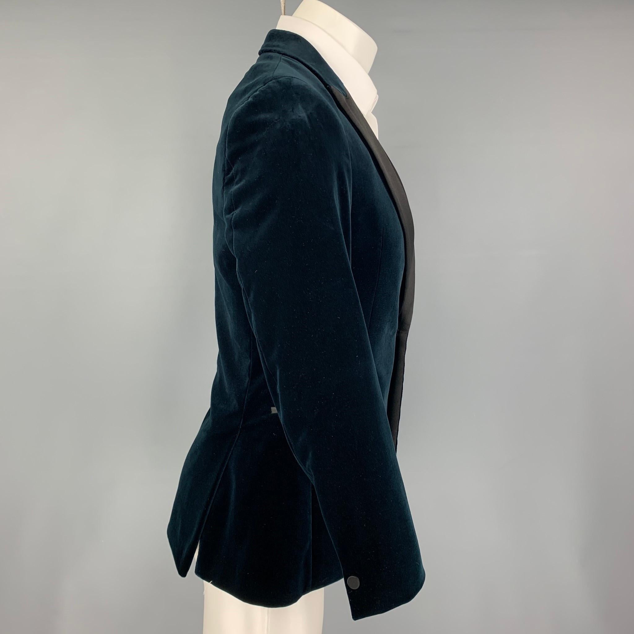 THEORY sport coat comes in a navy & black velvet cotton with a full liner featuring a peak lapel, slit pockets, double back vent, and a single button closure. 

Excellent Pre-Owned Condition.
Marked: 36 R

Measurements:

Shoulder: 17 in.
Chest: 36