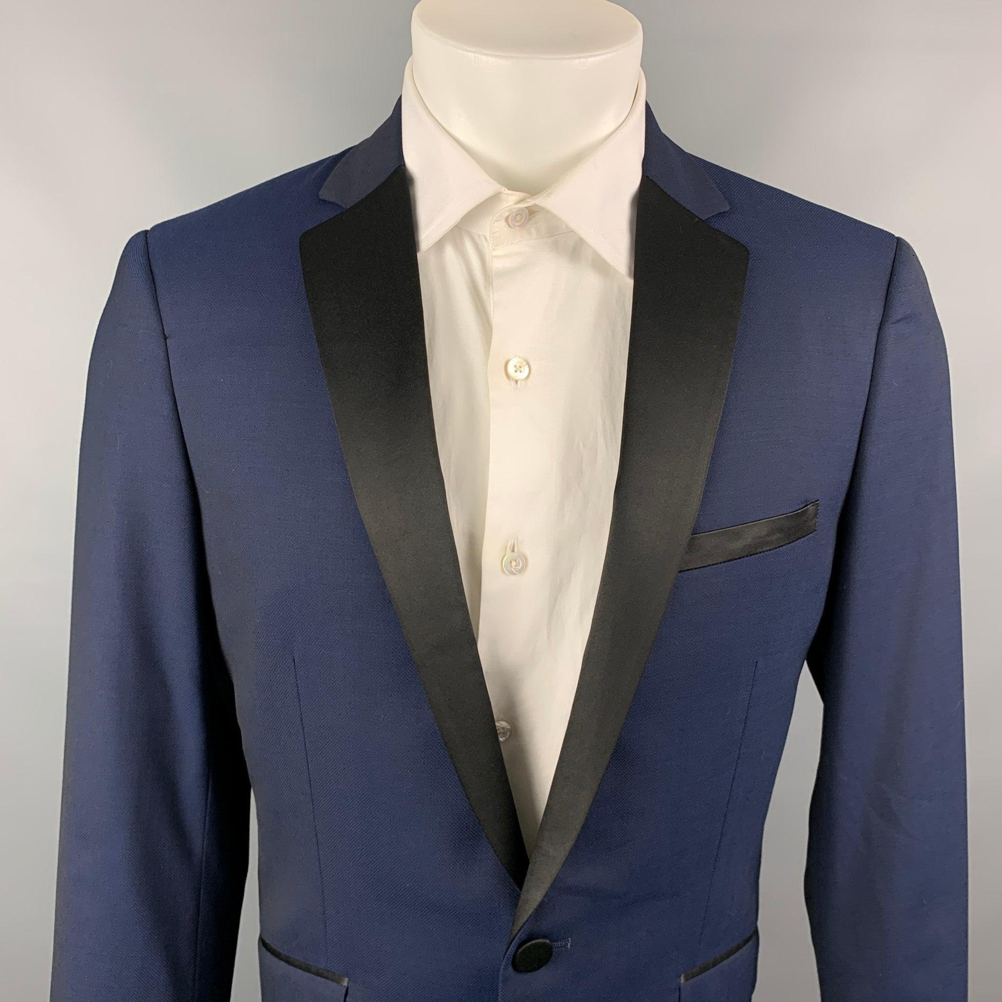THEORY sport coat comes in a navy & black wool with a full liner featuring a notch lapel, flap pockets, and a single button closure. Very Good Pre-Owned Condition. 

Marked:   40 Regular 

Measurements: 
 
Shoulder: 18 inches  Chest: 40 inches 