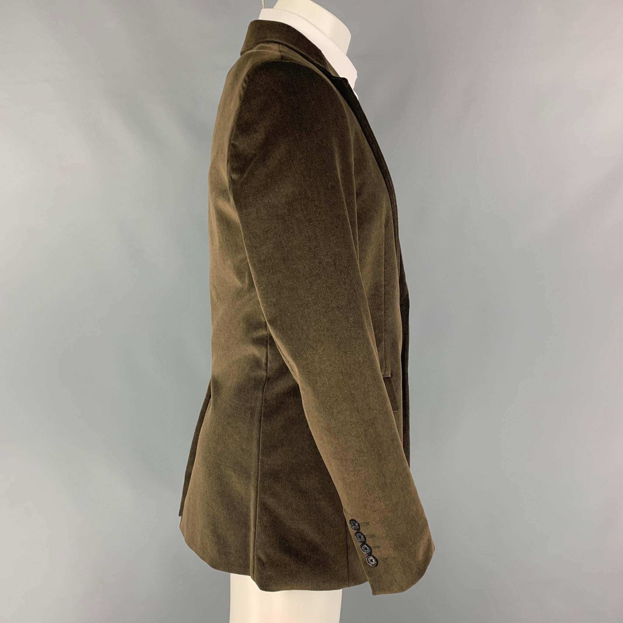THEORY sport coat comes in a taupe velvet cotton with a full liner featuring a notch lapel, flap pockets, single back vent, and a double button closure. 

Very Good Pre-Owned Condition.
Marked: 40 R

Measurements:

Shoulder: 18.5 in.
Chest: 40