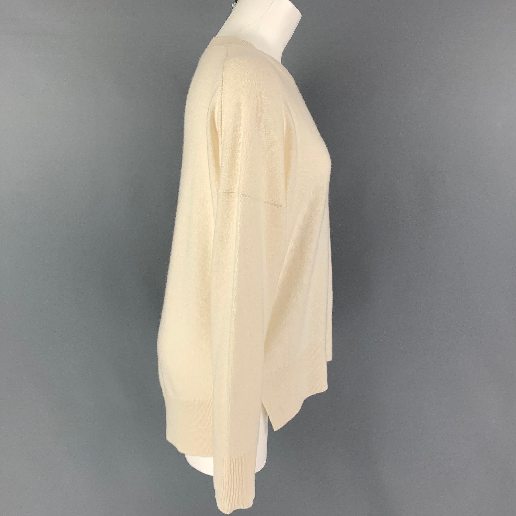 THEORY sweater comes in a cream cashmere featuring a crew-neck and side slits.
Very Good
Pre-Owned Condition. 

Marked:   L  

Measurements: 
 
Shoulder:
26 inches  Bust: 46 inches  Sleeve: 21 inches  Length: 28.5 inches 
  
  
 
Reference: