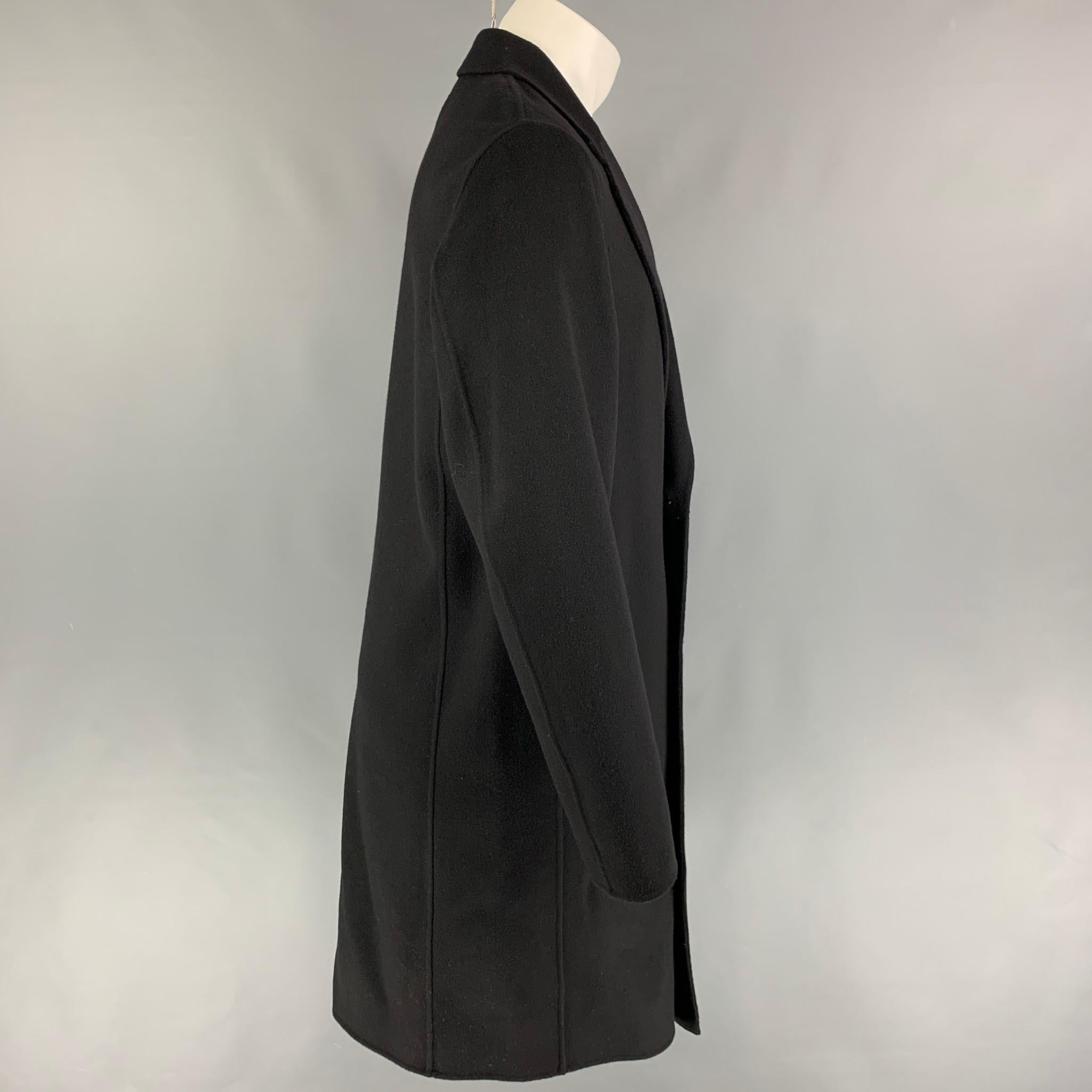 THEORY coat comes in a black cashmere featuring a notch lapel, slit pockets, single back vent, and a double breasted closure. 

New With Tags.
Marked: M
Original Retail Price: $795.00

Measurements:

Shoulder: 18 in.
Chest: 40 in.
Sleeve: 26.5