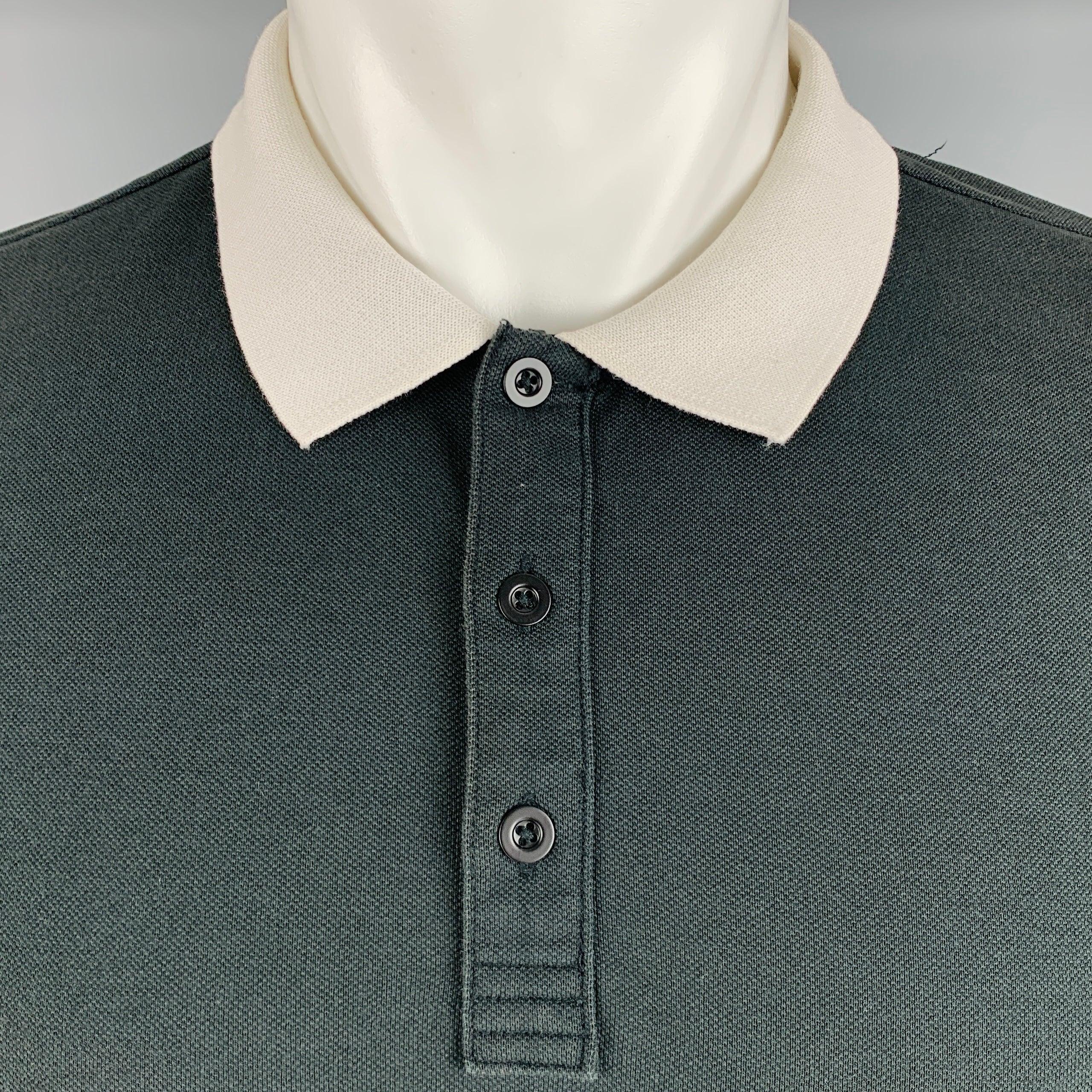 THEORY polo
in a
grey cotton fabric featuring white contrast collar, and half placket button closure.Very Good Pre-Owned Condition. Minor signs of wear. 

Marked:   M 

Measurements: 
 
Shoulder: 16 inches Chest: 39 inches Sleeve: 7.5 inches Length: