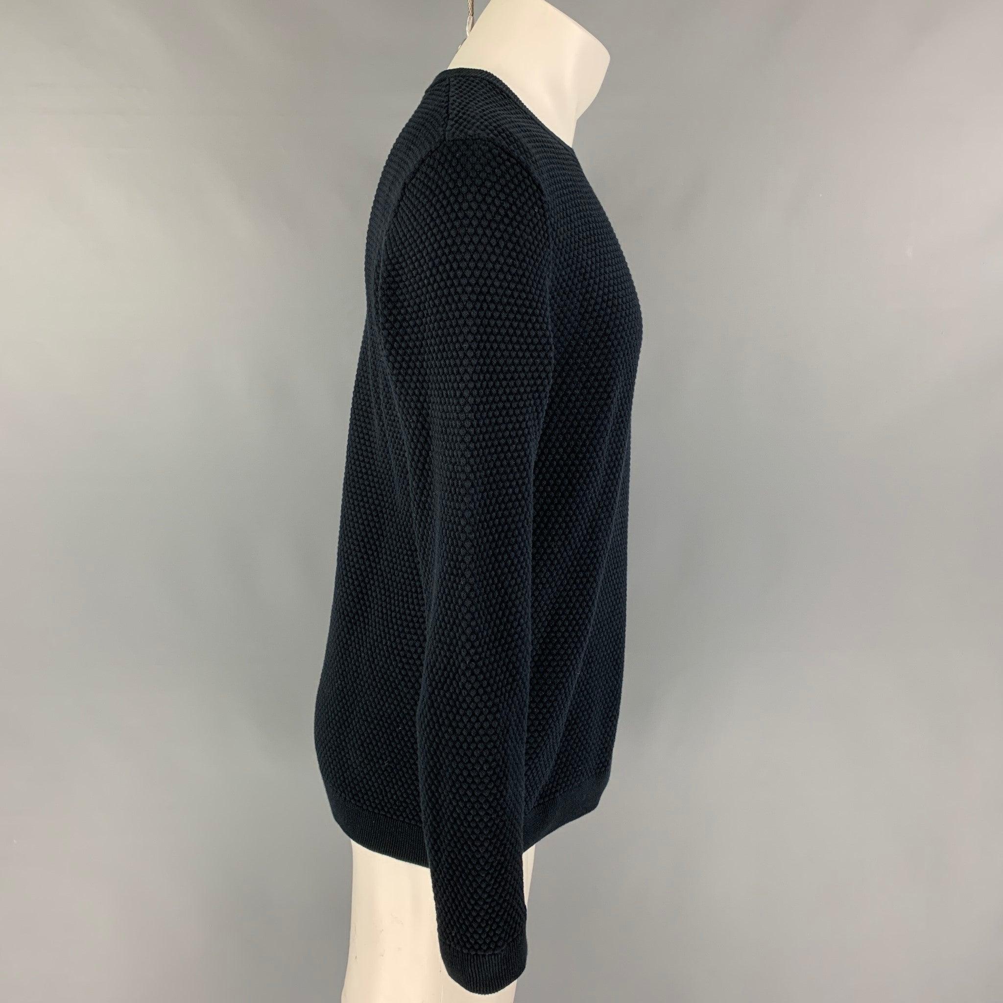 THEORY pullover comes in a navy waffle knit cotton featuring a crew-neck.
Good
Pre-Owned Condition. 

Marked:   M  

Measurements: 
 
Shoulder: 18 inches  Chest:
40 inches  Sleeve: 26.5 inches  Length: 27 inches 
  
  
 
Reference: 121434
Category: