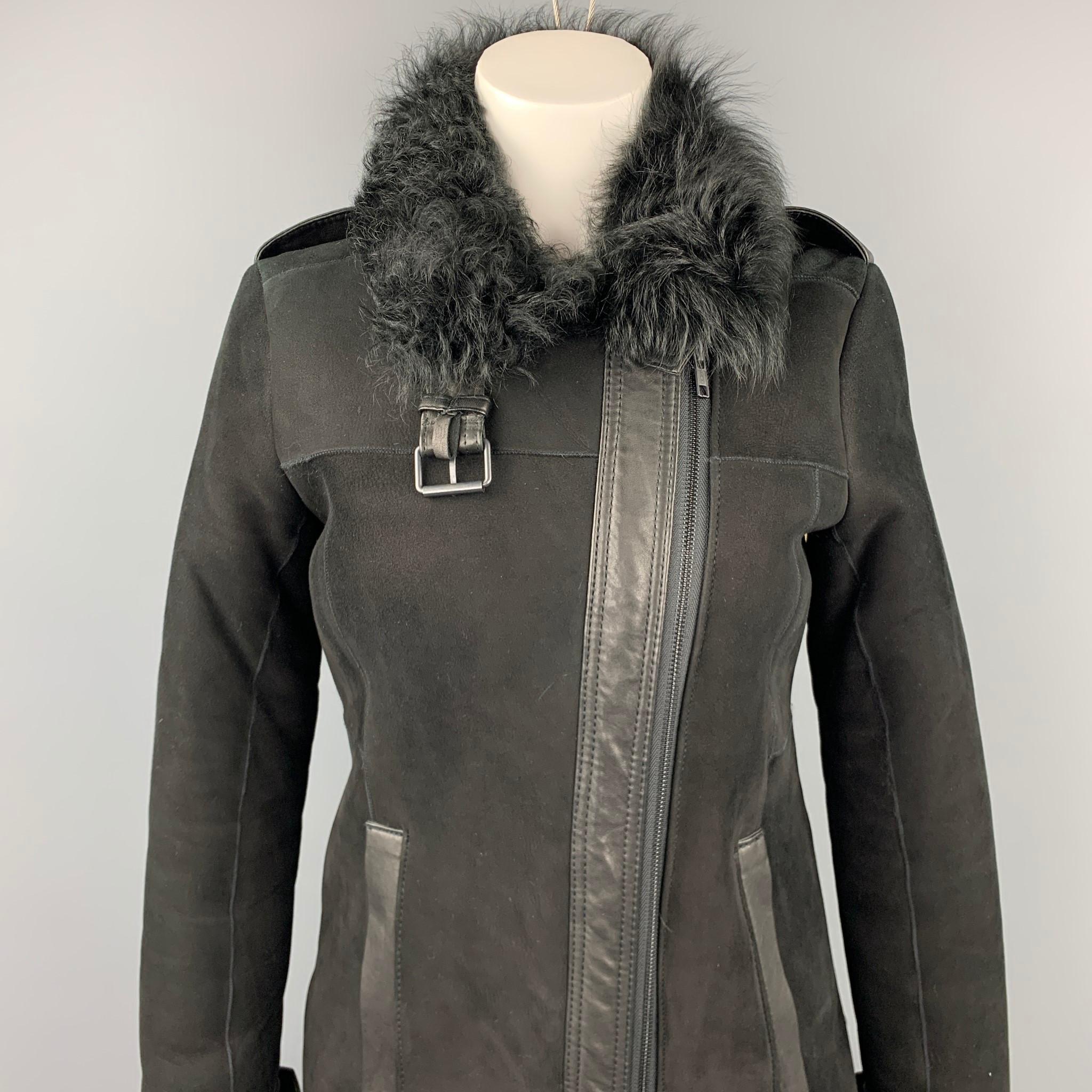 THEORY Mantel aus schwarzem Shearling mit Lederbesatz, Kunstfellfutter, Gürteldetails, Schlitztaschen und einem Reißverschluss. 

Sehr guter gebrauchter Zustand.
Markiert: P
Ursprünglicher Verkaufspreis: $2.800,00

Abmessungen:

Schultern: 17 in.