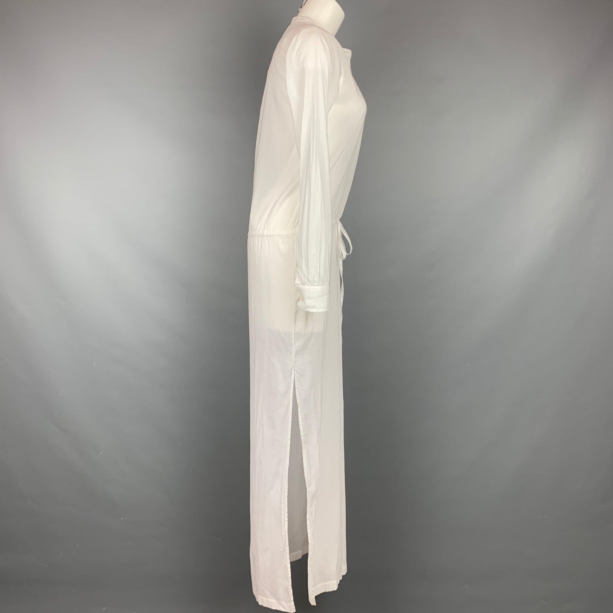 THEORY Kleid aus weißer Baumwolle mit Nehru-Kragen, Kordelzug, Vordertasche, Schlitzen und Knopfverschluss. Kommt mit Tags.gut
Gebrauchtes Zustand. Leichte Verfärbungen auf der Vorder- und Rückseite. 

Markiert:   P/TP 

Abmessungen: 
 
Schultern: