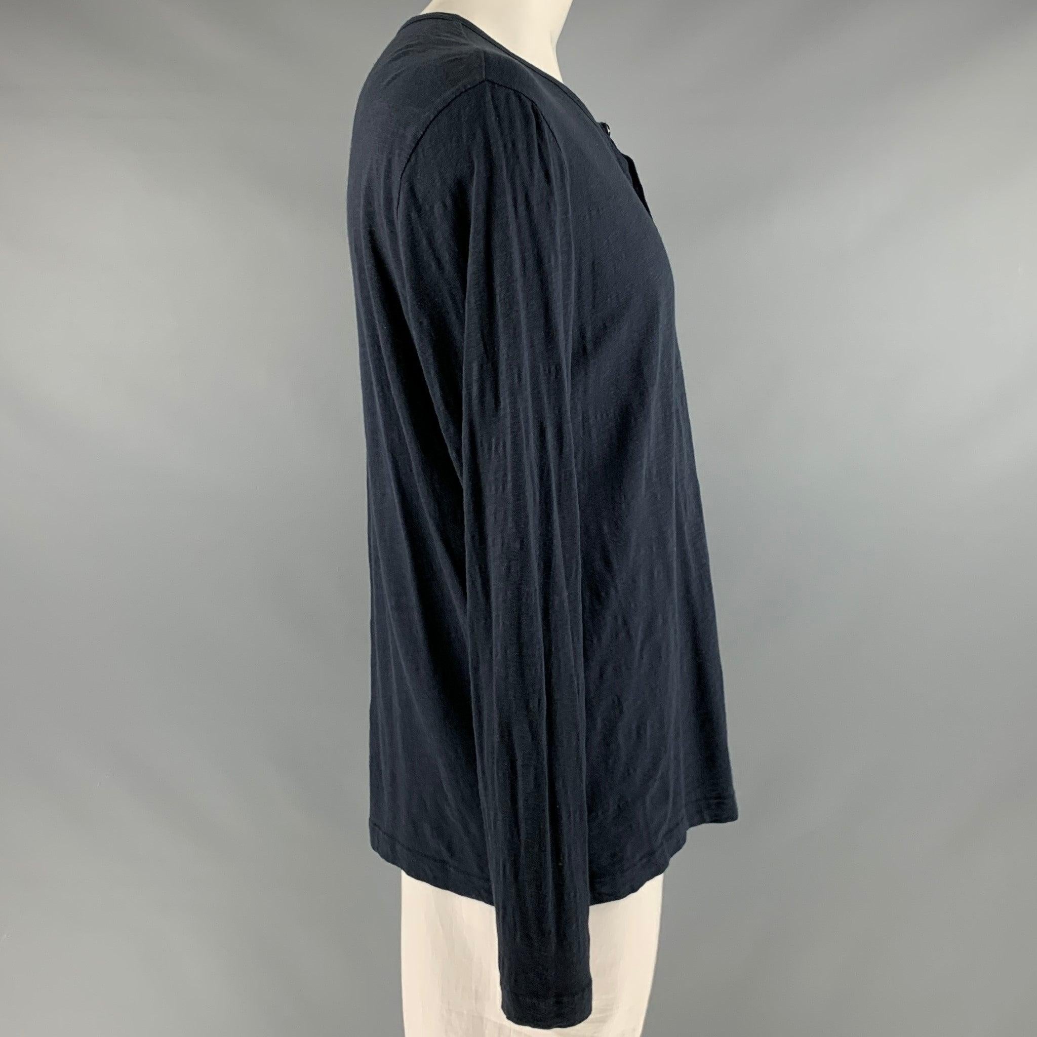 THEORY pullover
in a navy cotton fabric featuring henley style with three button half placket closure.Very Good Pre-Owned Condition. Moderate signs of wear. 

Marked:   XL 

Measurements: 
 
Shoulder: 21.5 inches Chest: 46 inches Sleeve: 26 inches