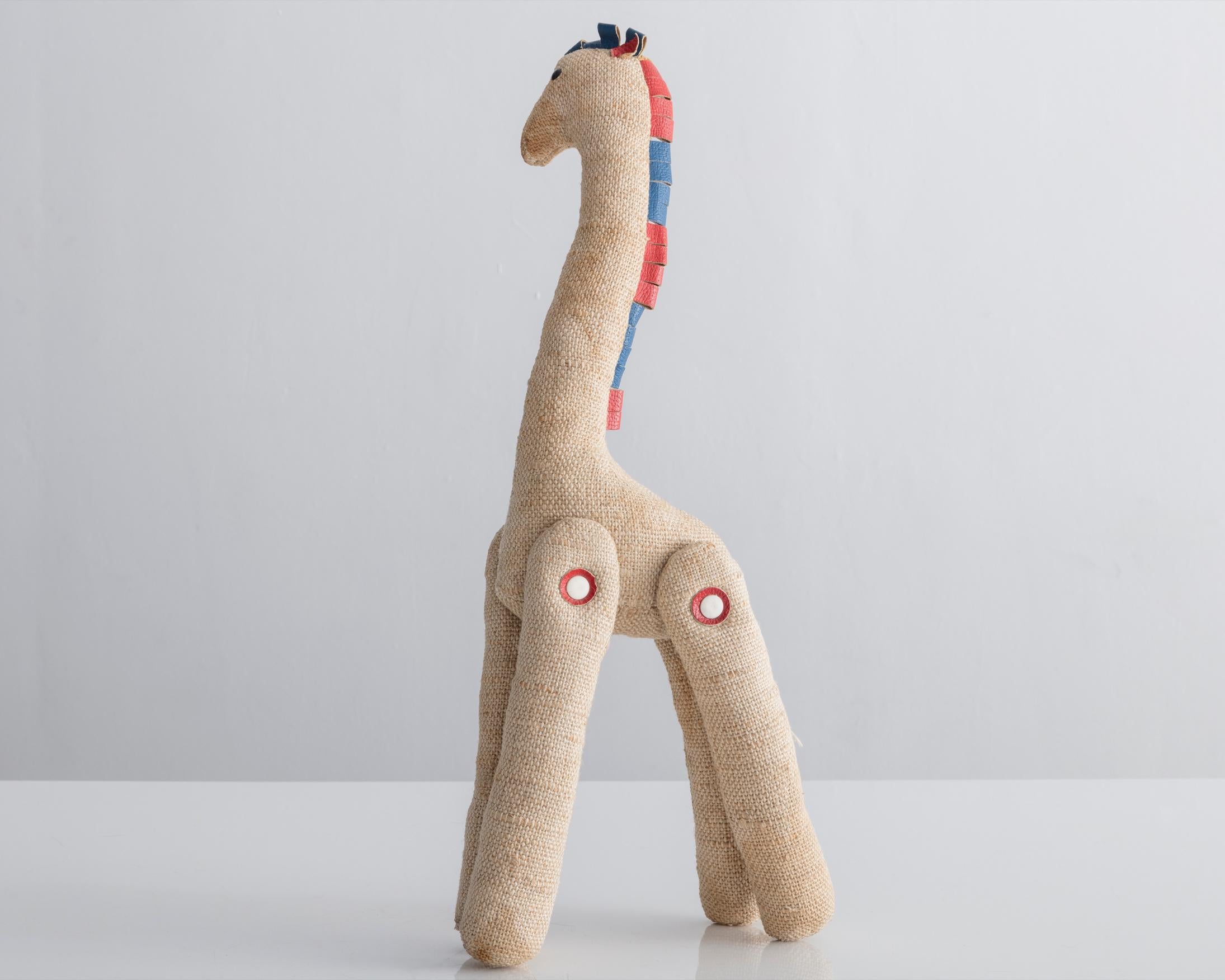 Therapeutisches Spielzeug Giraffe aus natürlicher Jute mit roten und blauen Lederdetails. Entworfen von Renate Müller für H. Josef Leven KG, Sonneberg, Deutschland, um 1968.
   