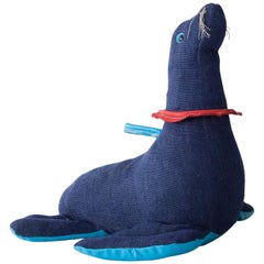 Therapeutisches Robbenspielzeug aus dunkelblauer Jute mit farbigem Leder von Renate Müller