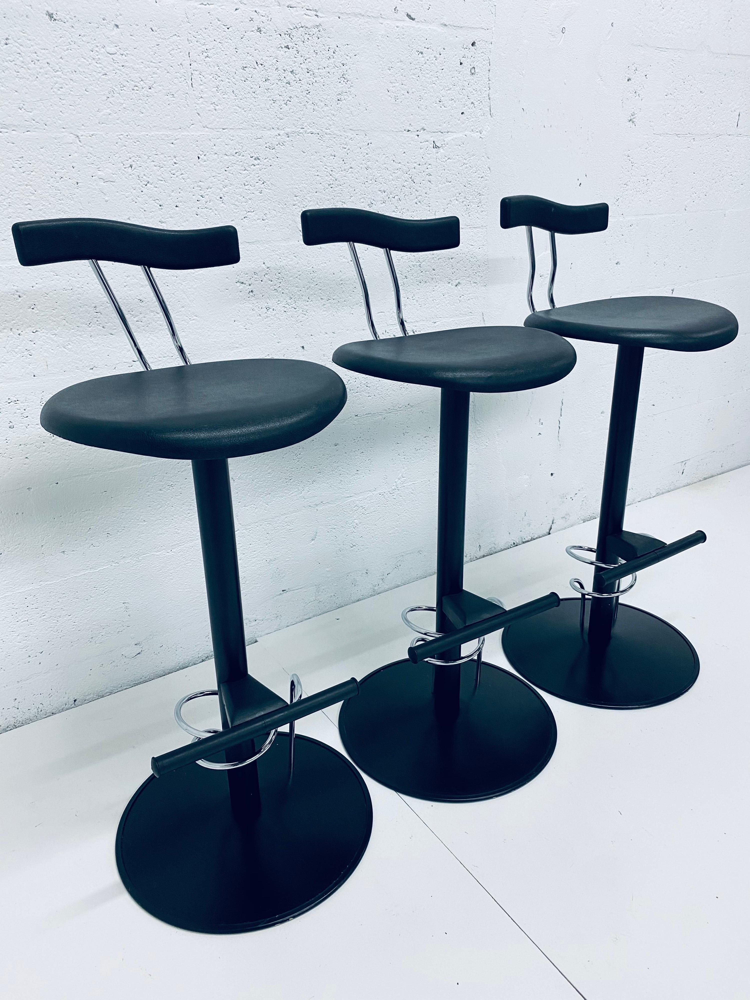 Tres taburetes de bar postmodernos estilo Memphis, Italia, años 80 Italiano en venta