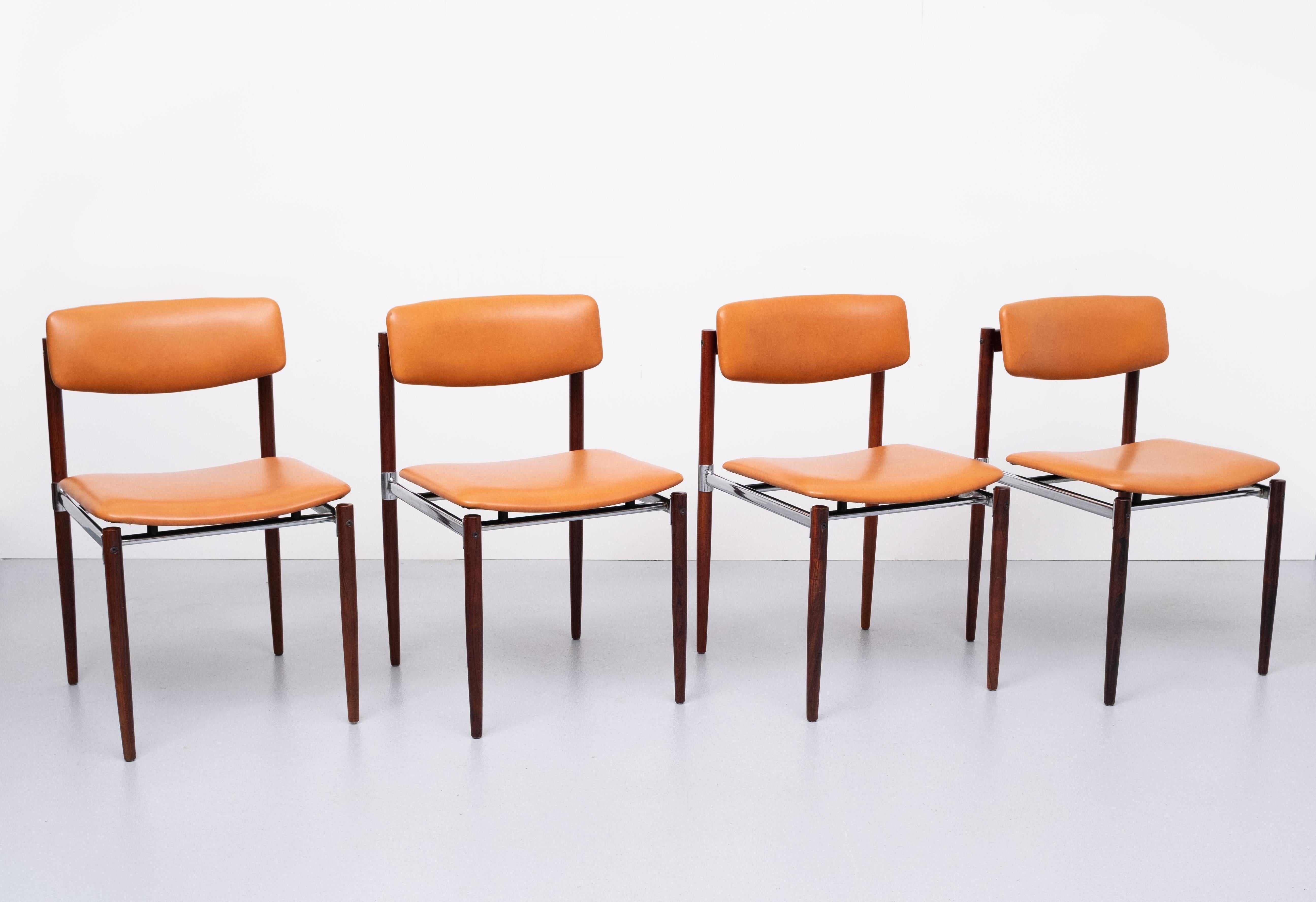 Four beautiful dining chairs. Wooden legs and the seating consist a Cognac color leatherette, Chrome connections. Design by C Denekamp for Thereca. Sold by Topform. Holland 1970s
Good condition.