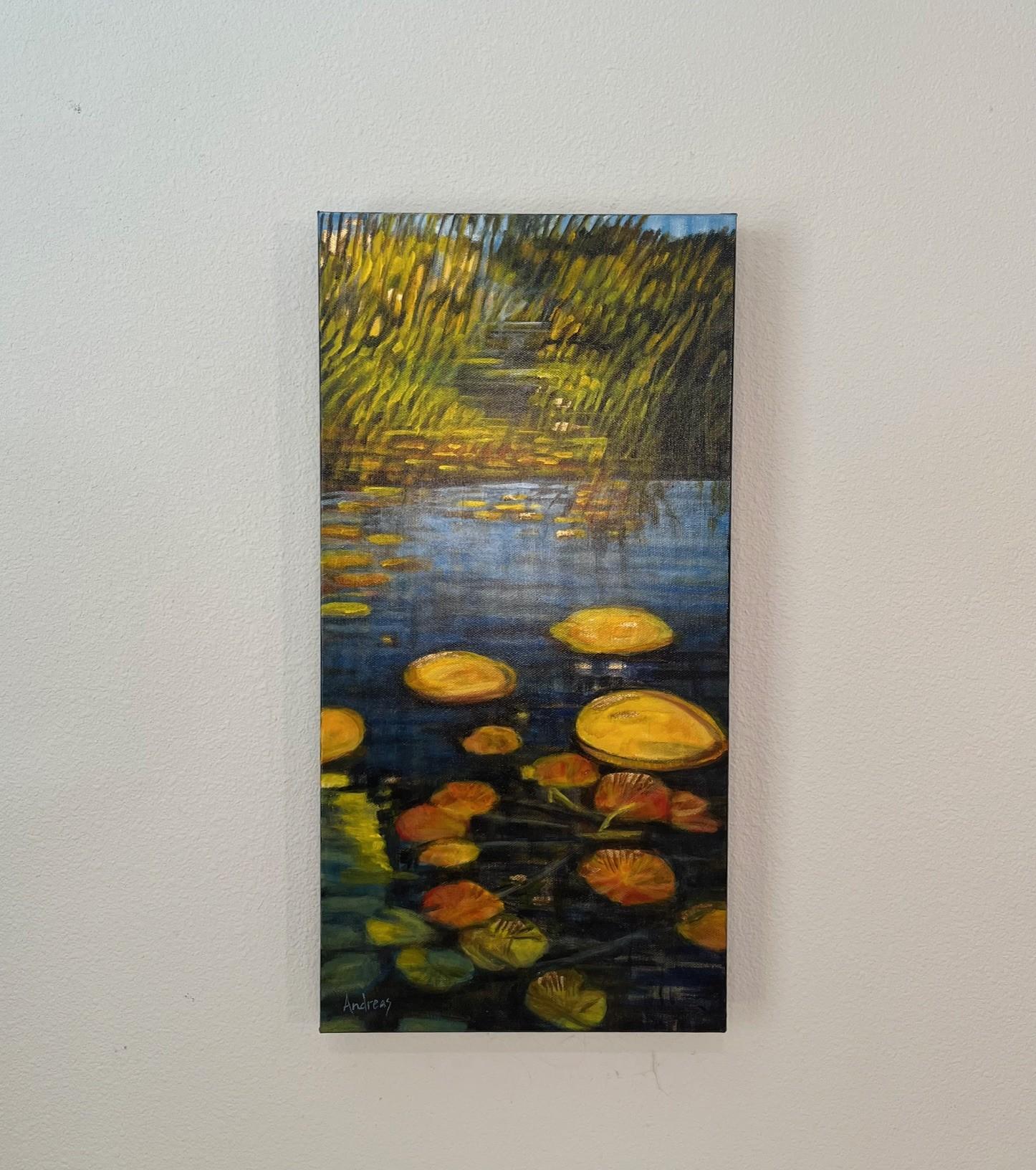 <p>Comentarios del artista<br>Los nenúfares y la luz moteada danzan sobre un estanque. Azules y verdes intensos con una hoja metálica dorada incrustada crean movimiento en el agua. La estética del vidrio tintado en mosaico aparece en estrías,