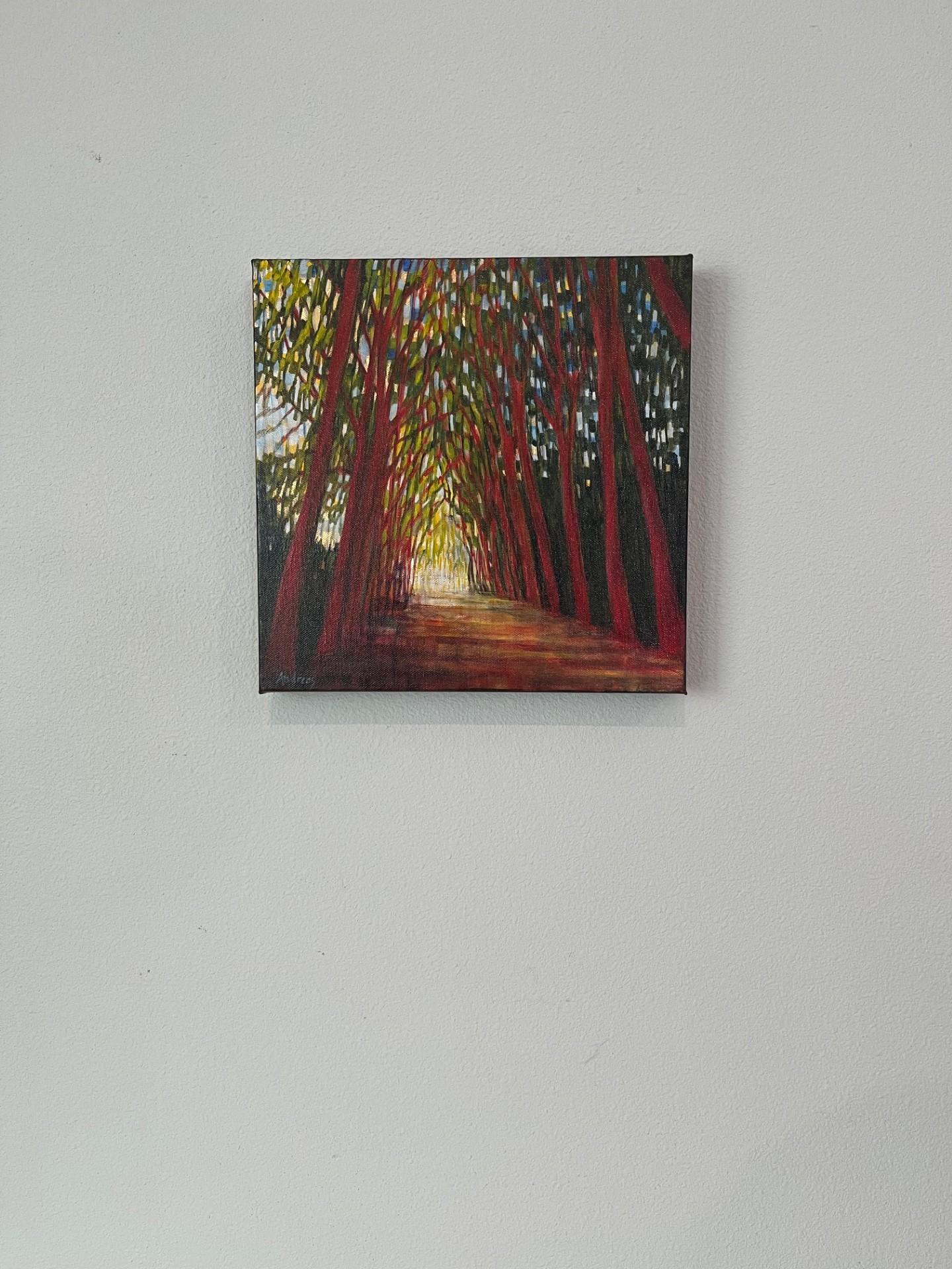 <p>Commentaires de l'artiste<br>Les troncs d'arbres d'un rouge intense forment un portail en forme de cathédrale, attirant le regard vers l'intérieur du sentier. Les stries et les feuilles de métal doré incrustées créent un mouvement dynamique. Des