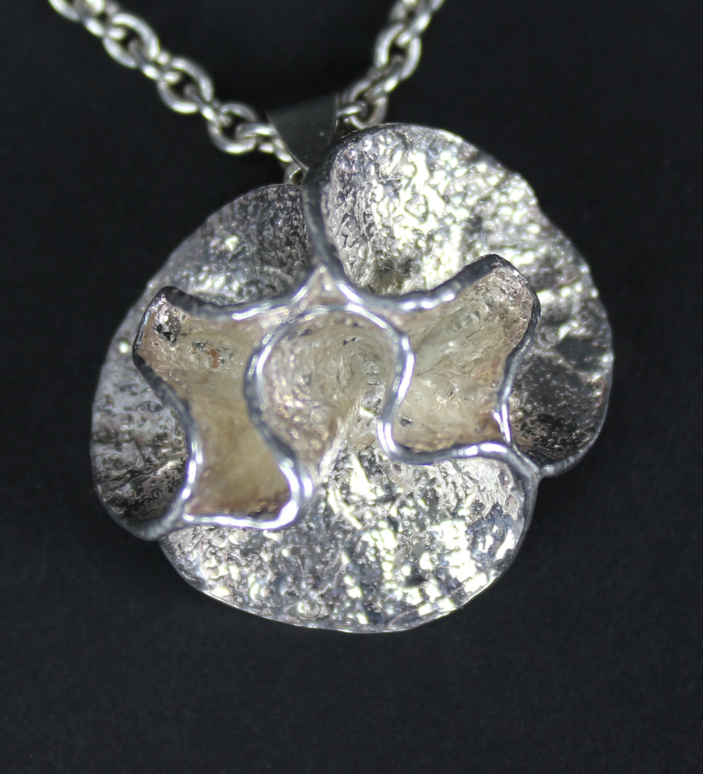 Very nice flower pendant by Theresia Hvorslev for Mema in 1976.
Marked 