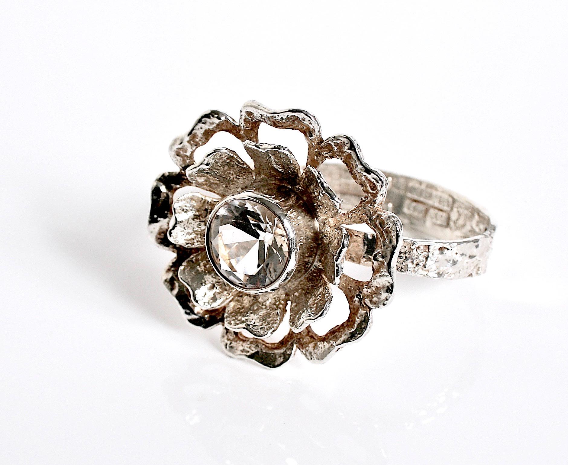 Theresia Hvorslev silver & rock crystal armring designed By Theresia for Mema Sweden date mark X9
Textured cuff cast flower