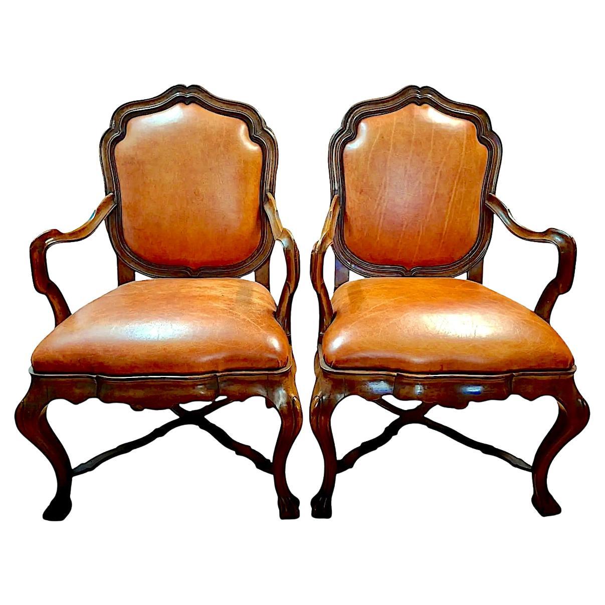 Sedie da salotto in noce e pelle in stile veneziano di Therien Studio Workshops