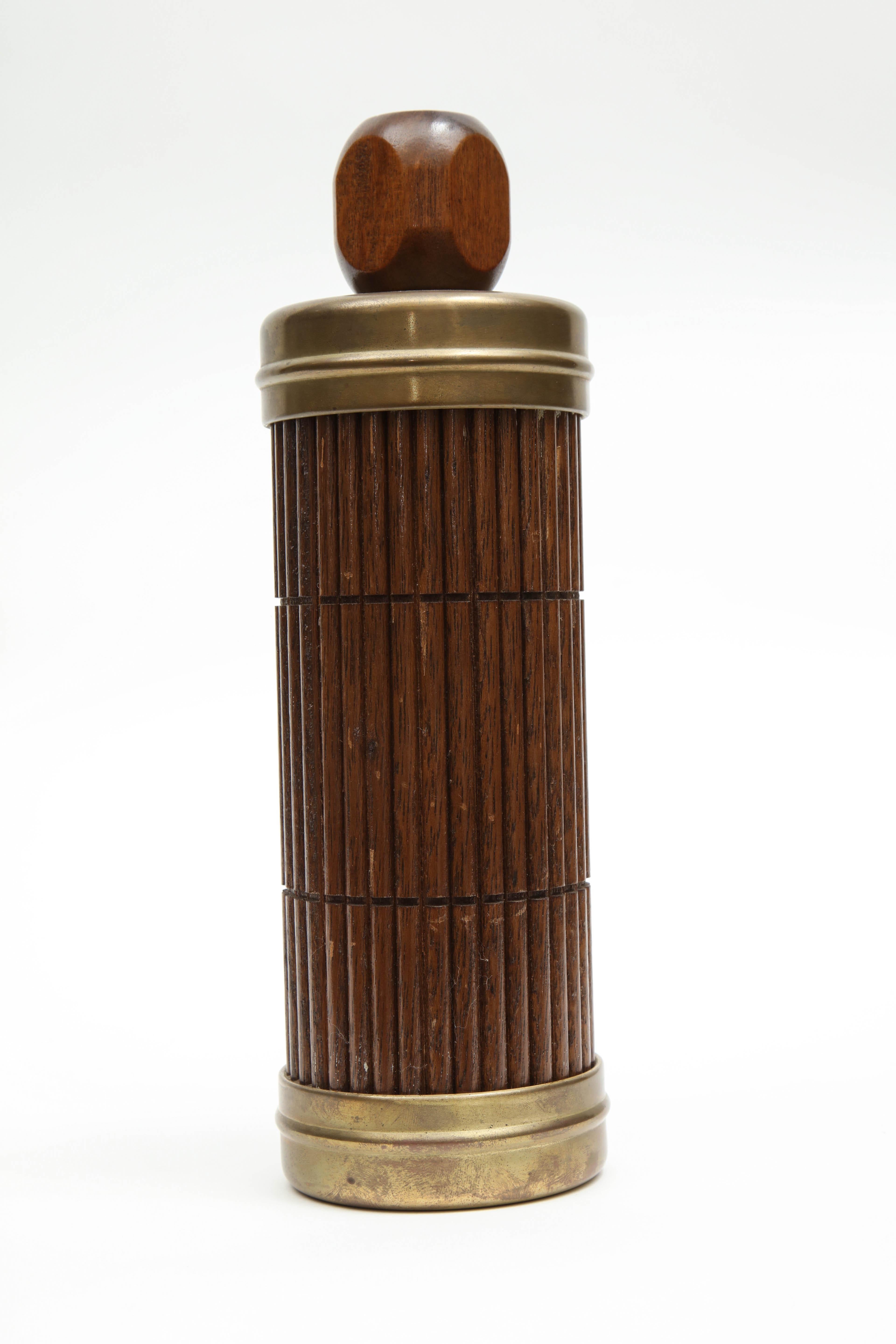 Eine Thermoskanne aus der Zeit um 1950, Japan. Hergestellt aus Bambus und Messingdetails. Midcentury Design.