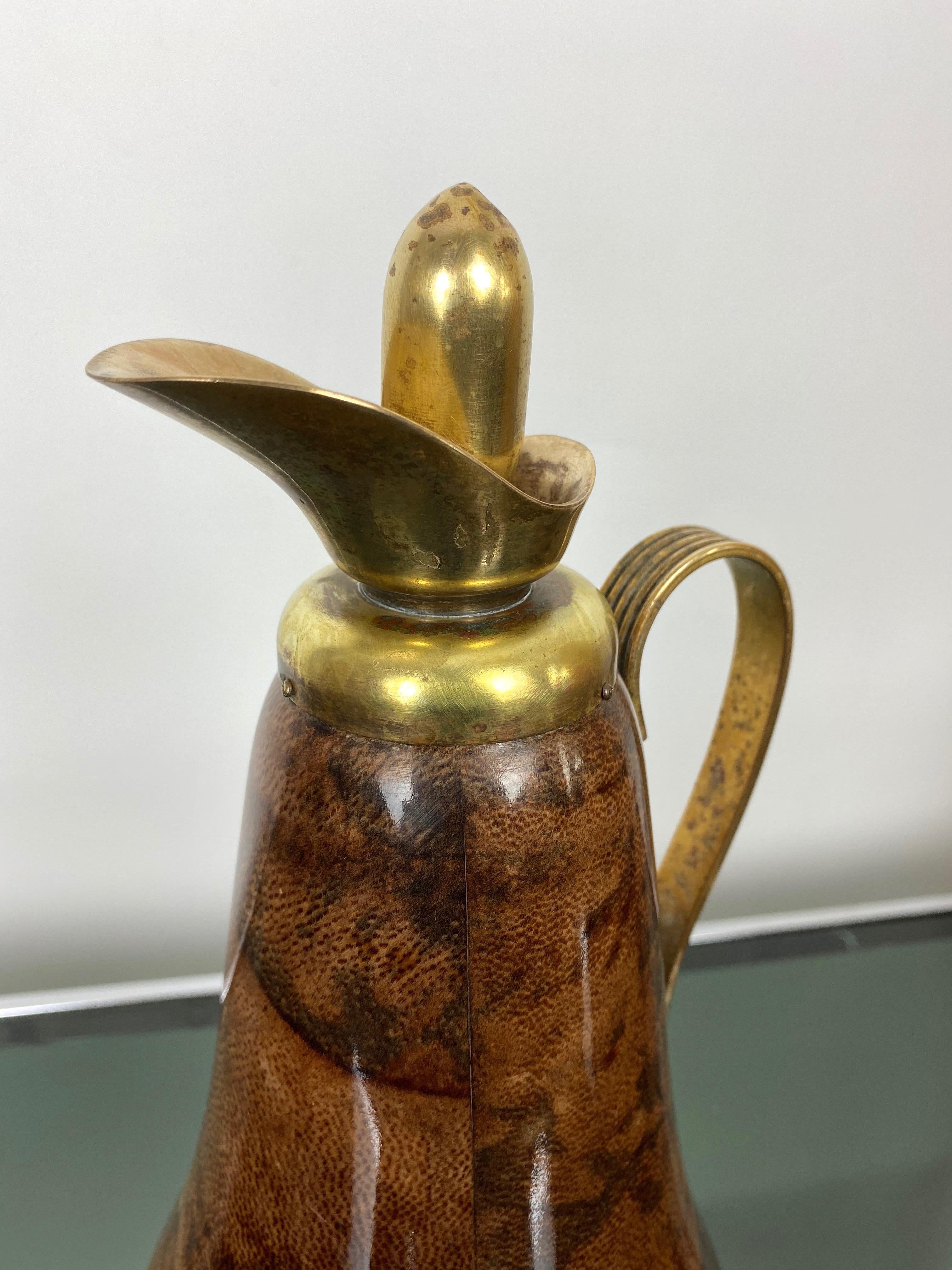 Thermos Caraffe Pitcher in Goatskin and Brass by Aldo Tura, 1960s, Italy In Good Condition For Sale In Rome, IT