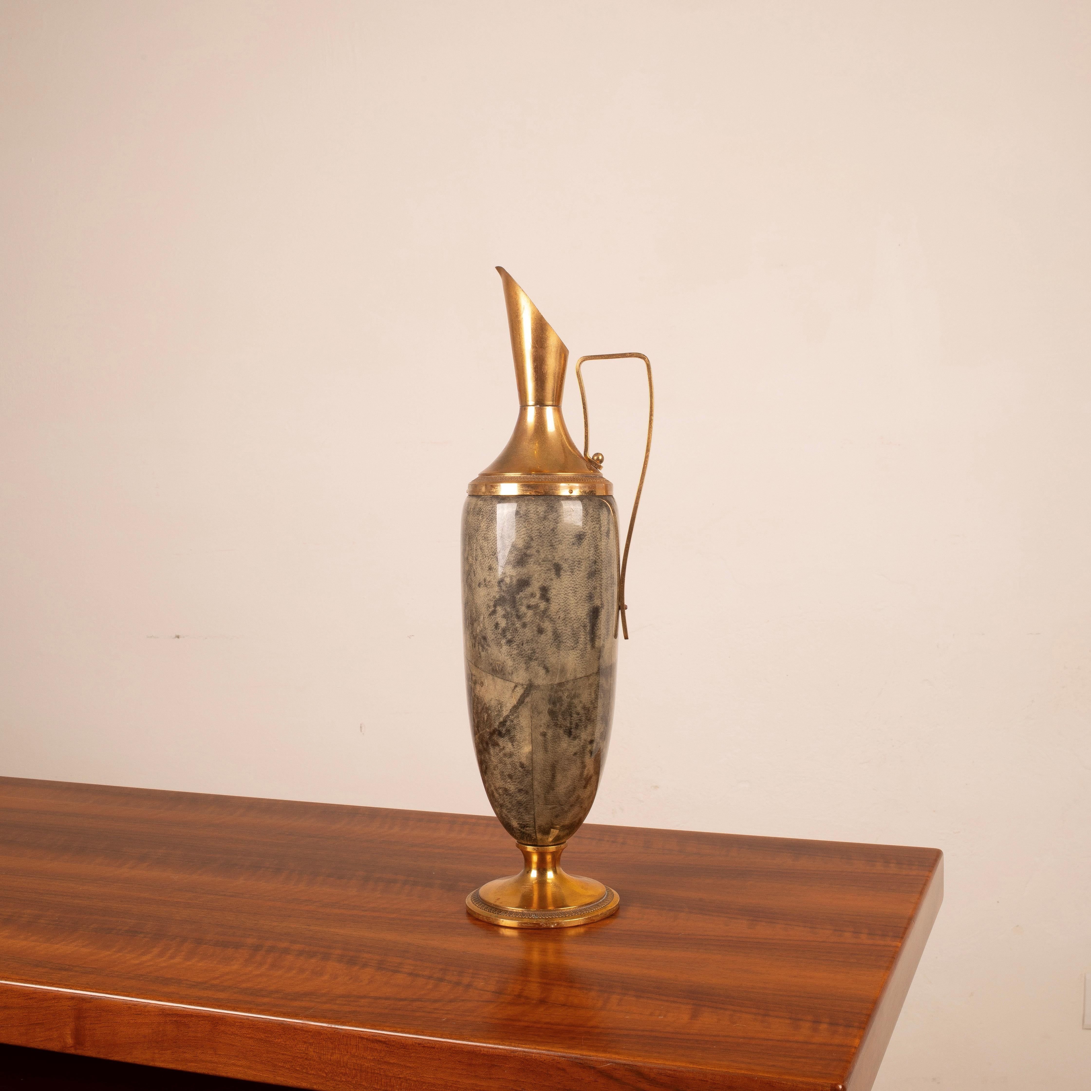 Elegante Thermoskanne von Aldo Tura, Mailand, 1960er Jahre, hergestellt aus feinem grauen Pergament mit vergoldeten Messingdetails. Das Objekt mit seiner schlanken und länglichen Form steht auf einem runden Messingsockel, der mit einer dünnen,