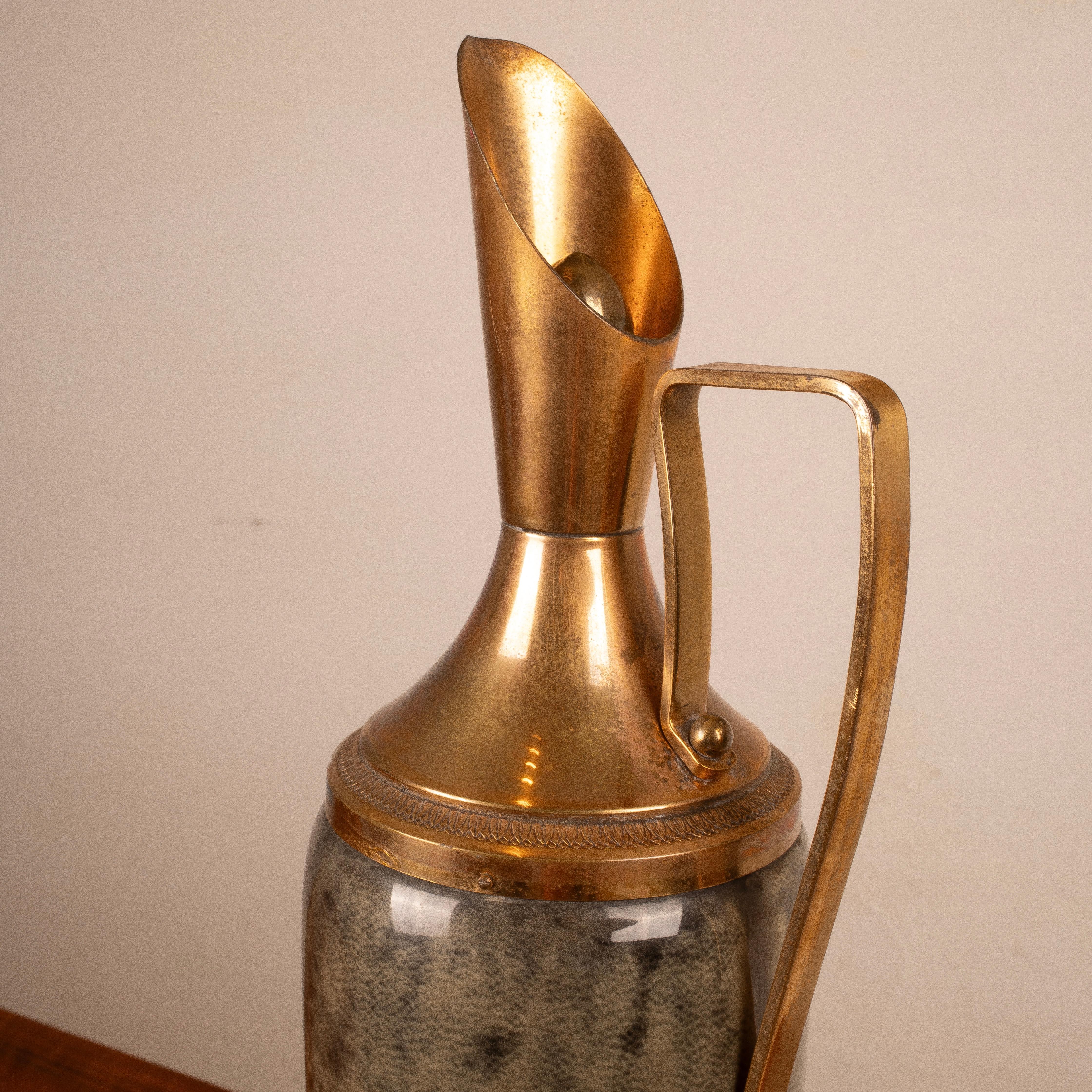 Thermoskanne aus grauem Pergament und Messing von Aldo Tura, 1960 im Angebot 3