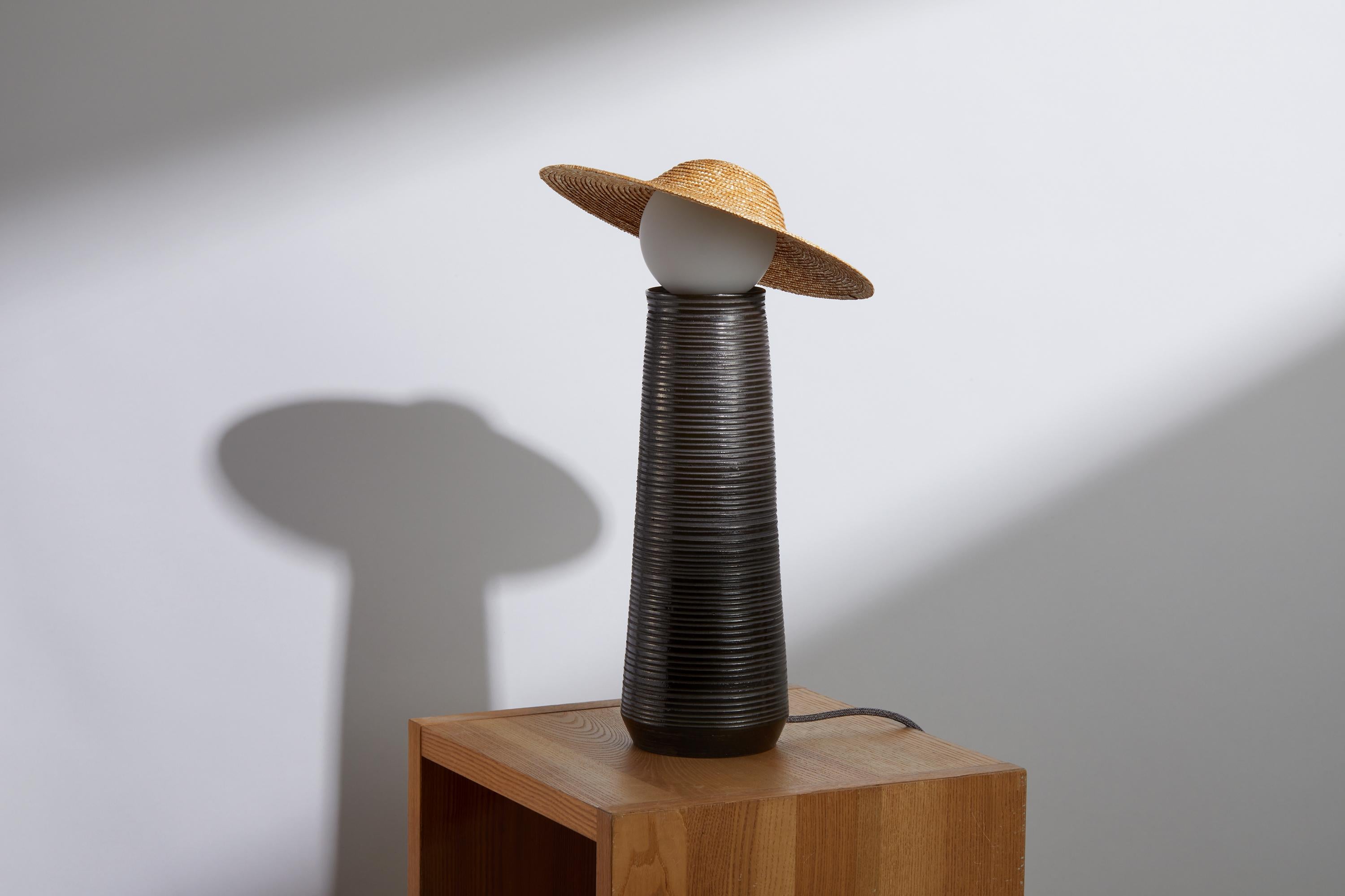 Théros Orbita Keramische Tischlampe Groß von Aristotelis Barakos x Giannis Zois im Zustand „Neu“ im Angebot in Athens, GR