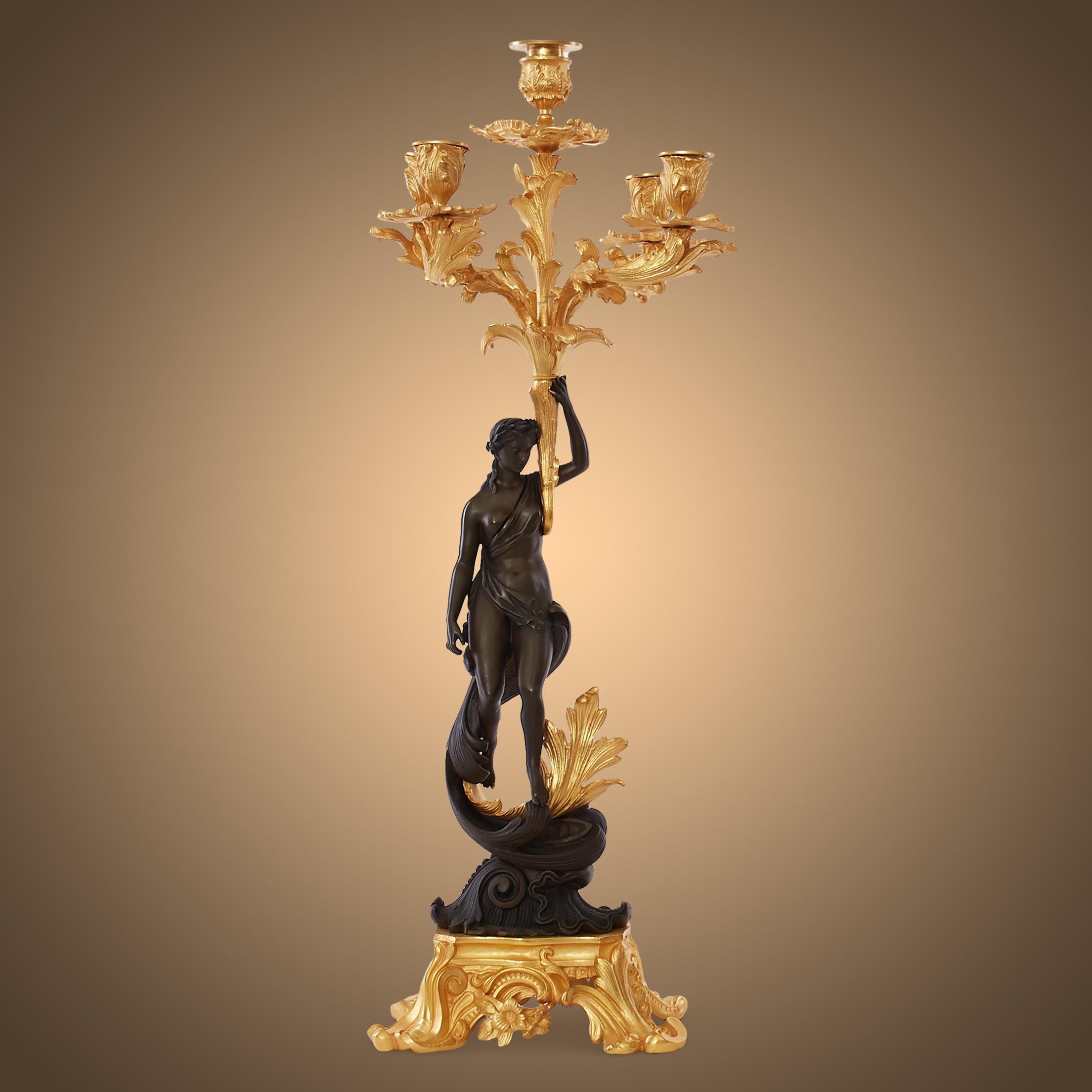 Louis XVI Il s'agit d'une paire de chandeliers en laiton perforé doré ou émaillé en vente