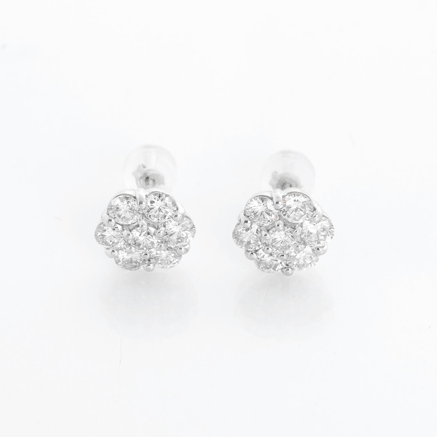 Boucles d'oreilles fleur en platine - 2 cts. Poids total - Ces boucles d'oreilles fleur de diamant en platine affichent une beauté intemporelle avec sept diamants brillants disposés dans un motif floral époustouflant. Avec un poids total de diamants