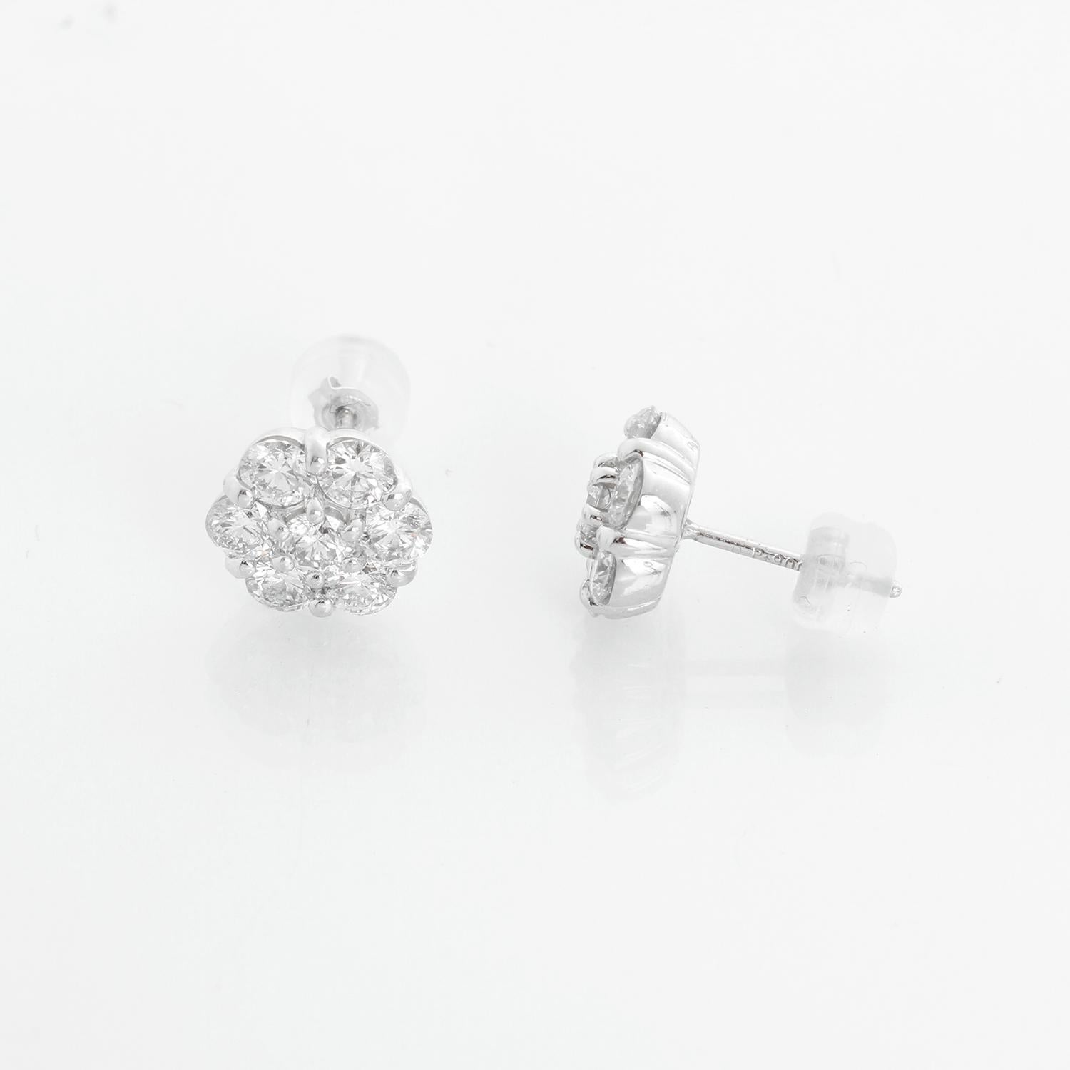 Taille ronde Ces boucles d'oreilles fleur en platine et diamant mettent en valeur la beauté intemporelle avec sept diamants brillants. en vente