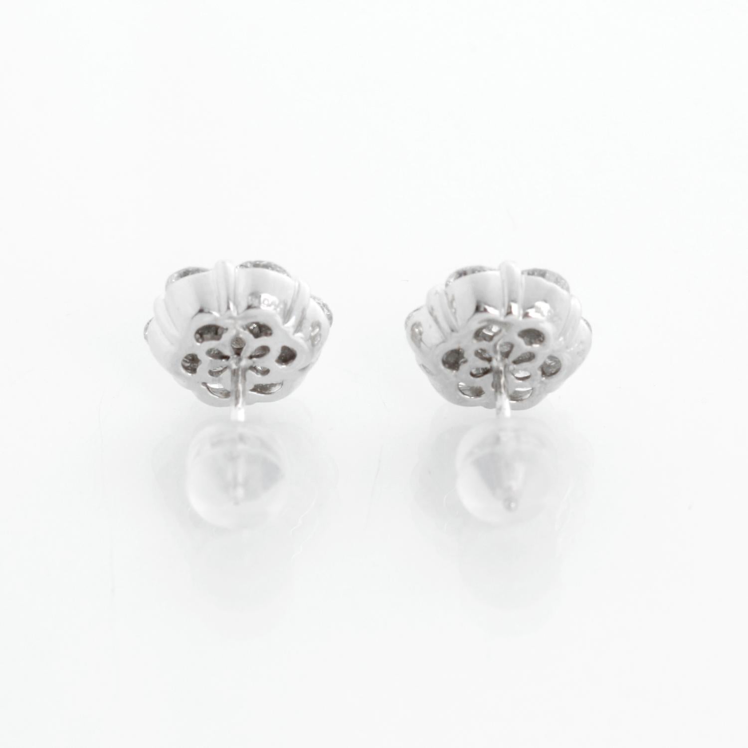 Ces boucles d'oreilles fleur en platine et diamant mettent en valeur la beauté intemporelle avec sept diamants brillants. Excellent état - En vente à Dallas, TX