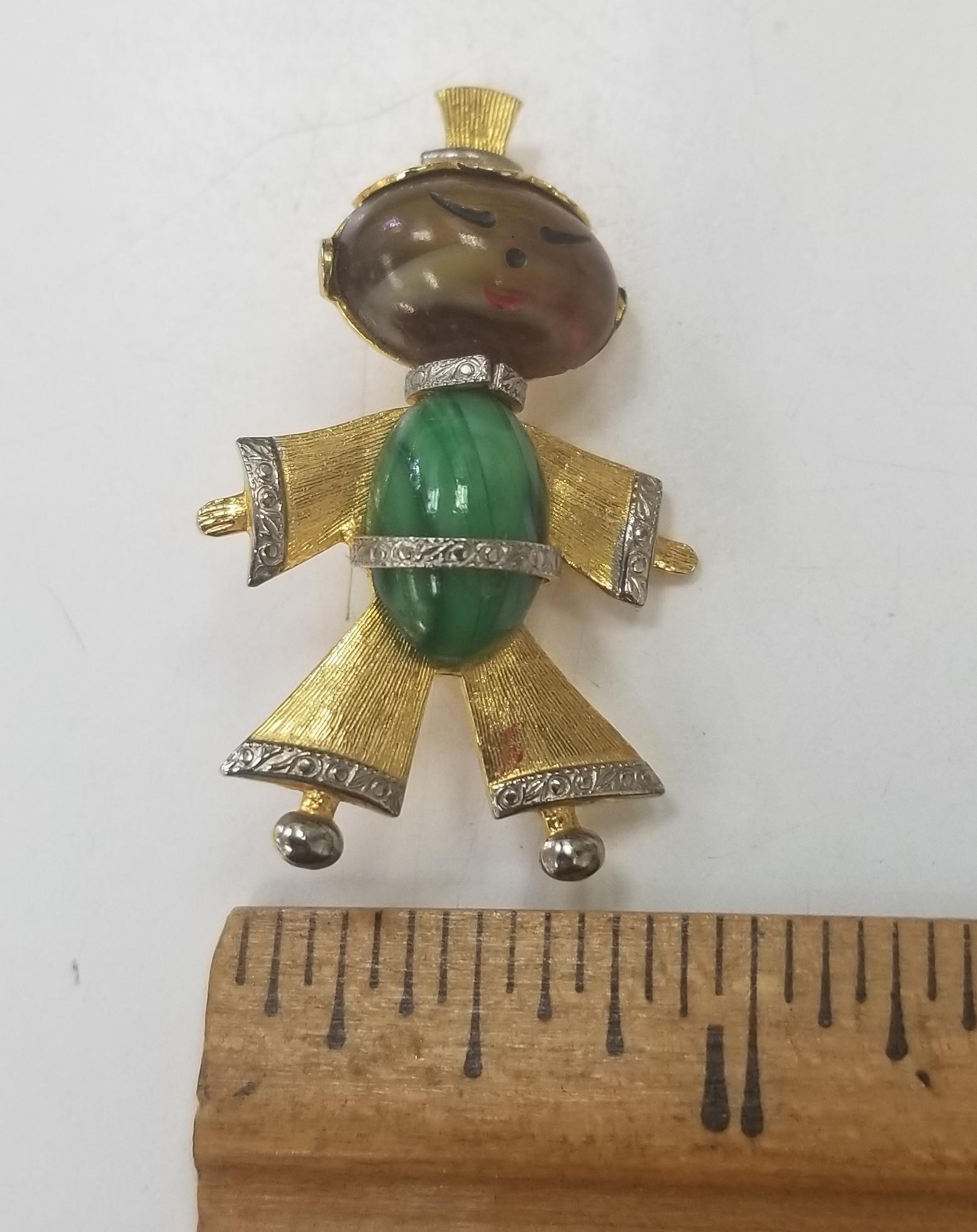 These Wonderful Vintage Pins, Feature the Design of an Asian Lady and Man In Excellent Condition In Los Angeles, CA