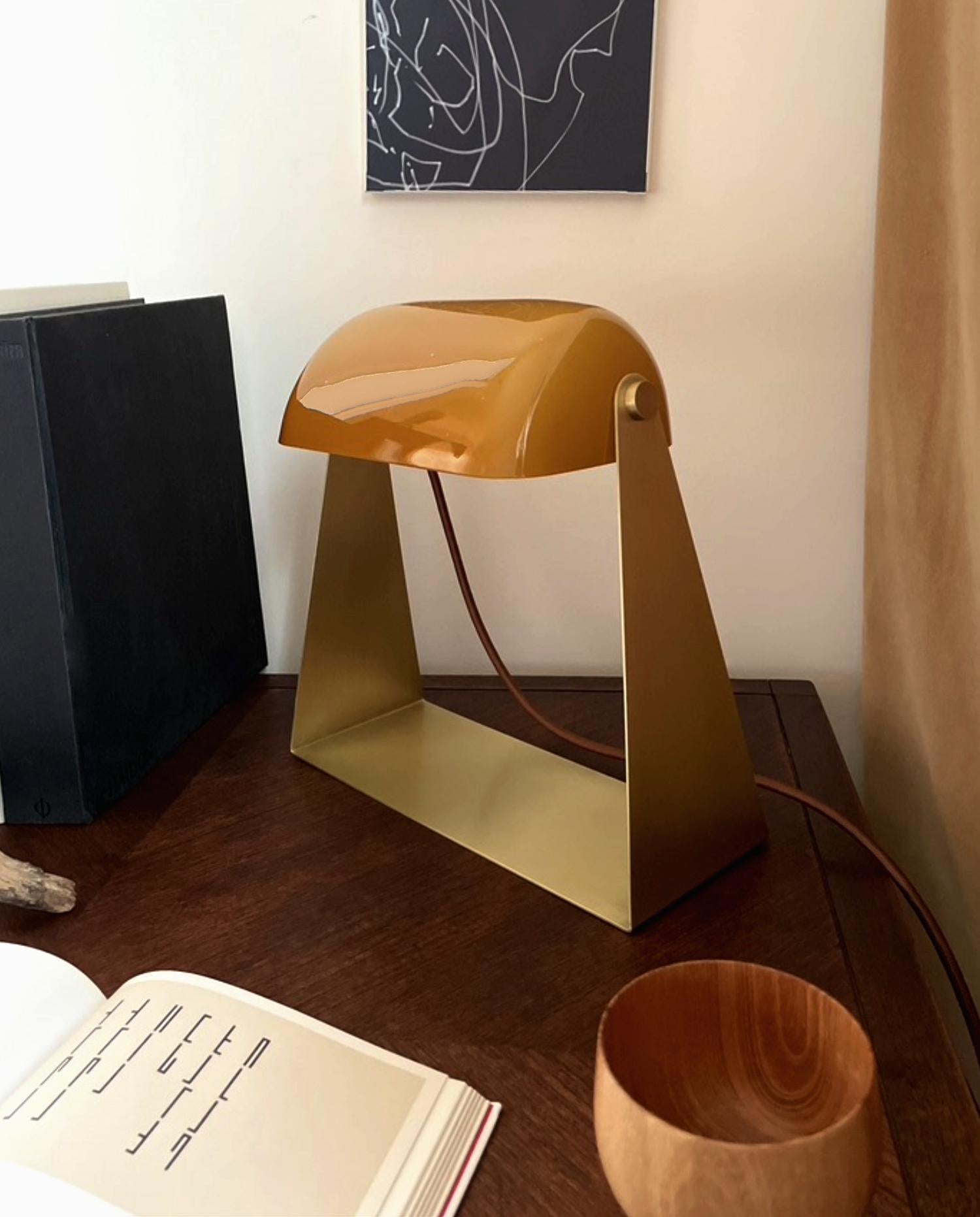 Brossé Lampe de bureau en laiton brossé en forme de paille avec abat-jour en verre ocre par Artig en vente