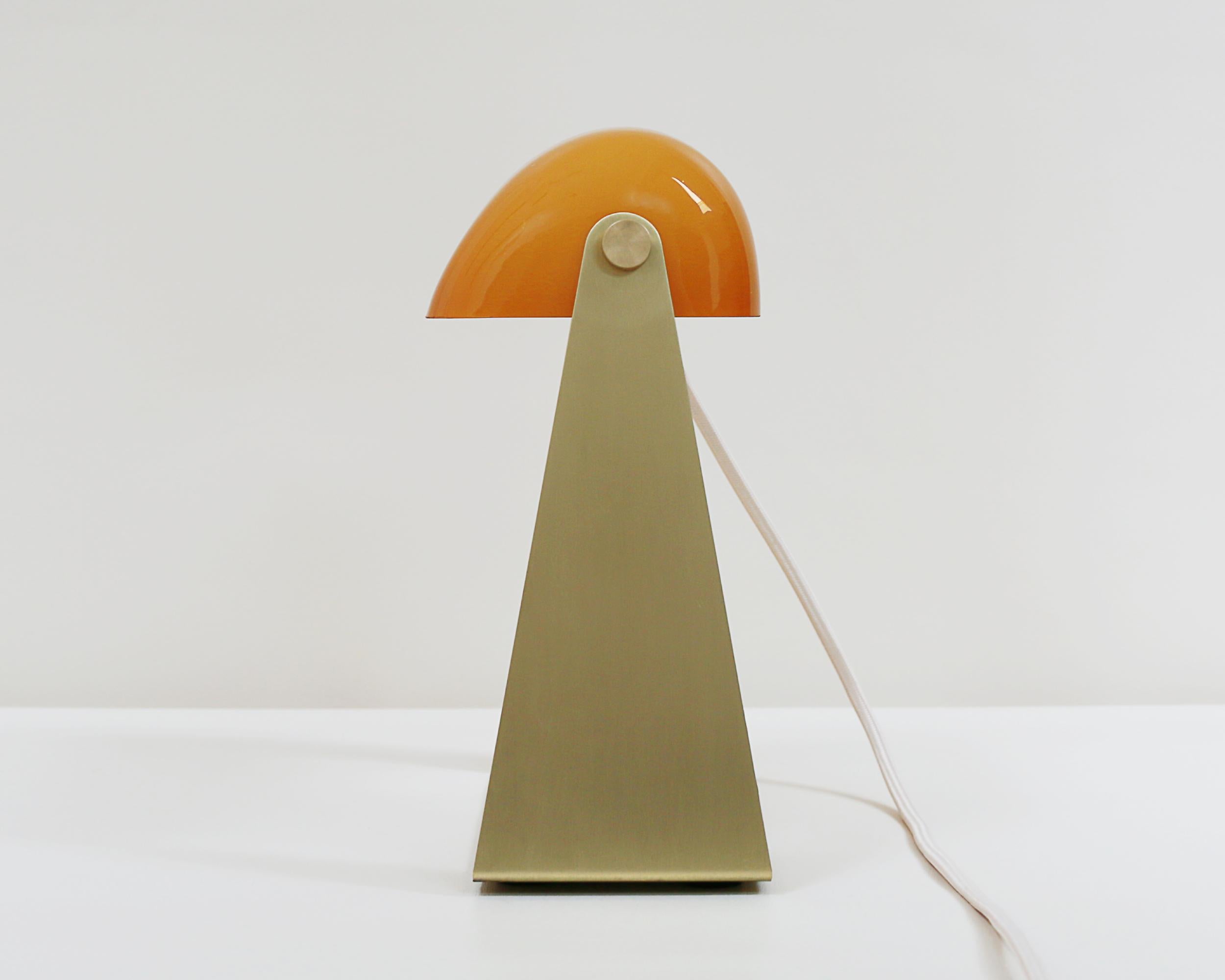 Classique américain Lampe de bureau en laiton brossé en forme de paille avec abat-jour en verre ocre par Artig en vente