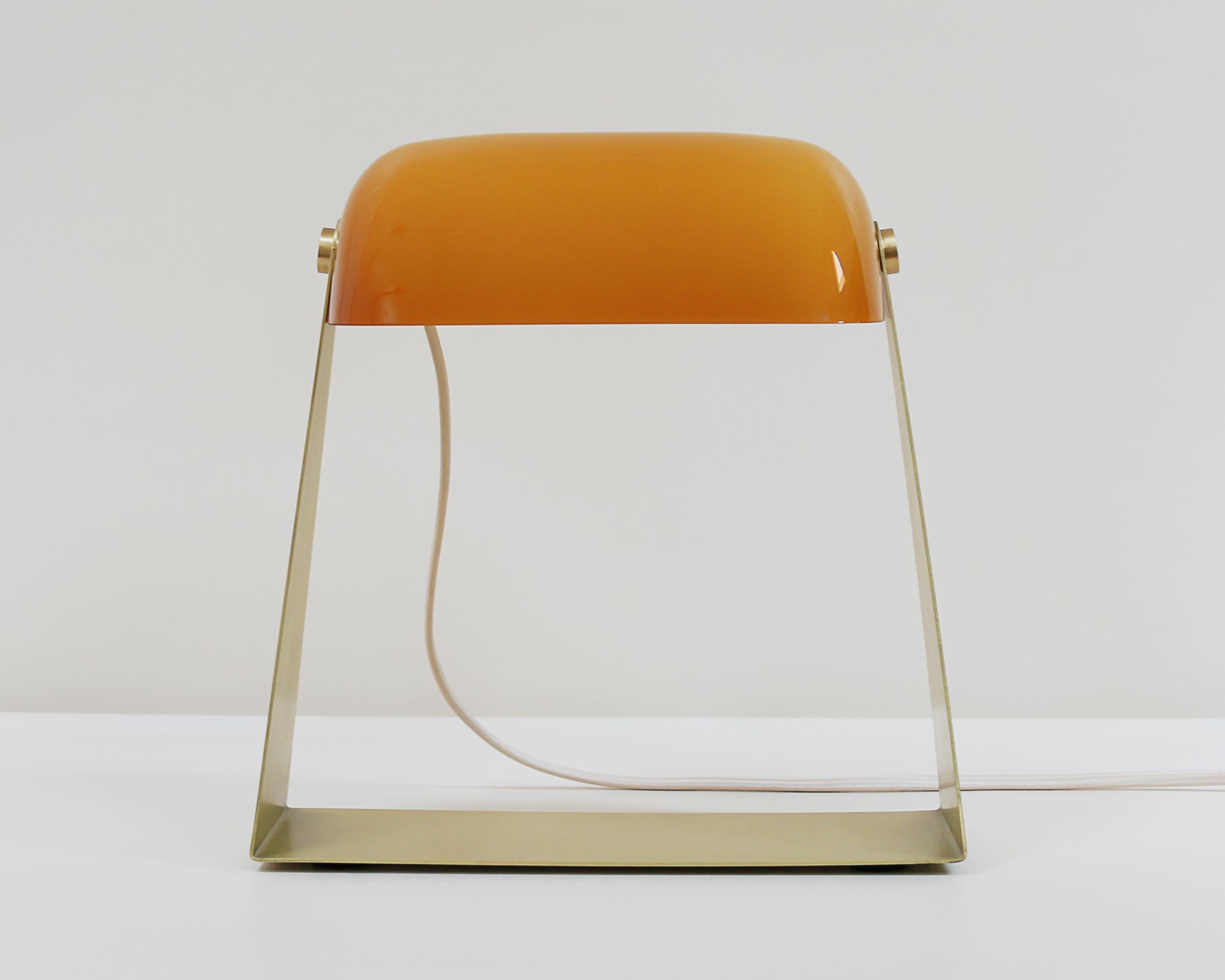 Thews est une lampe de table en laiton robuste qui réimagine une esthétique du début du XXe siècle. Le compagnon idéal sur votre étagère, votre bureau ou votre table de chevet.

Chaque cadre est brossé, plié et laqué à la main dans notre atelier.