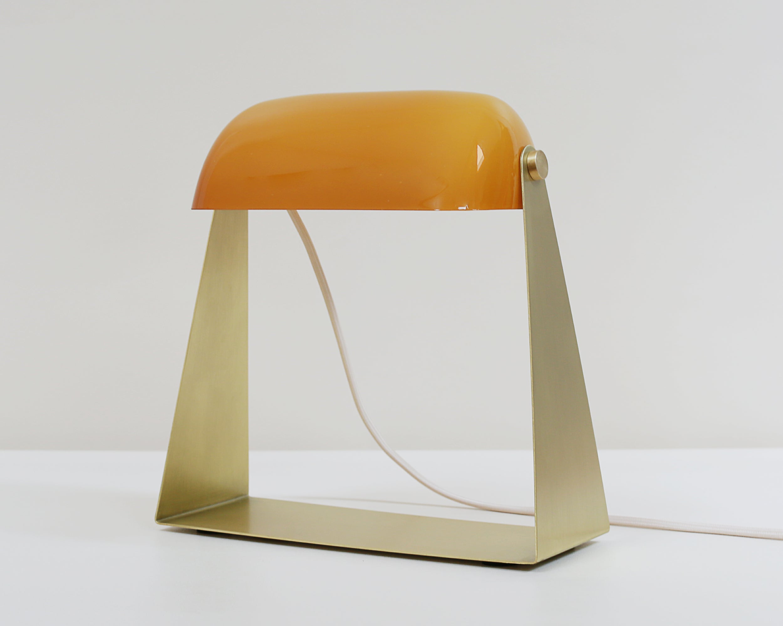 Lampe de bureau en laiton brossé en forme de paille avec abat-jour en verre ocre par Artig en vente