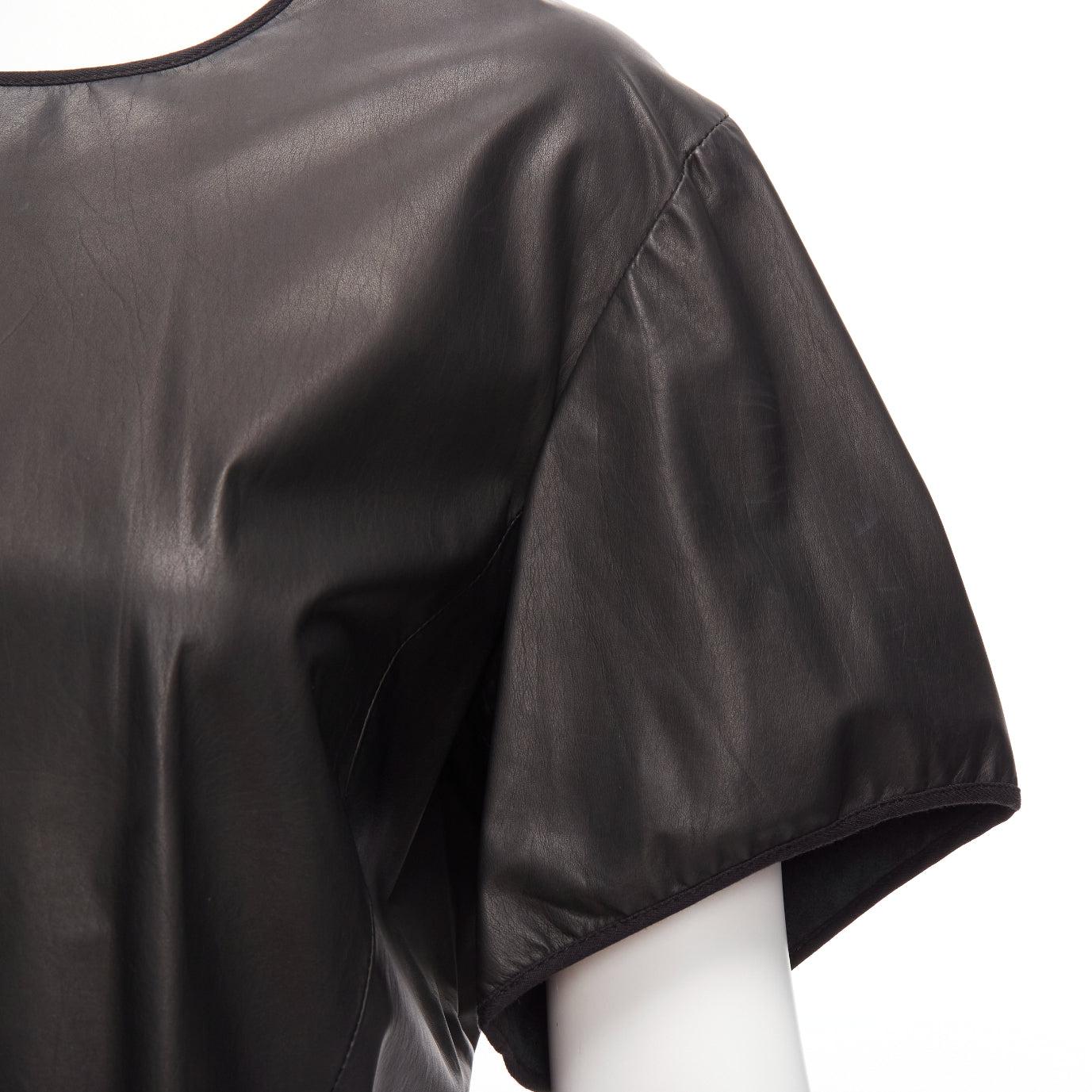 Theyskens' Theory noir 100% cuir de veau Top à manches évasées 3D et ourlet bas S
Référence : NILI/A00028
Marque : Theory
Collectional : THEYSKENS
MATERIAL : Cuir
Couleur : Noir
Motif : Solide
Fermeture : Pull-over
Doublure : Noir 
Détails