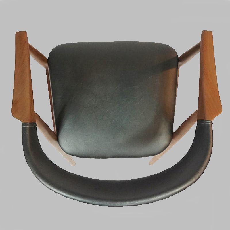 Milieu du XXe siècle Fauteuil Th.Harlev modèle 213 en teck et simili cuir noir Farstrup Møbler