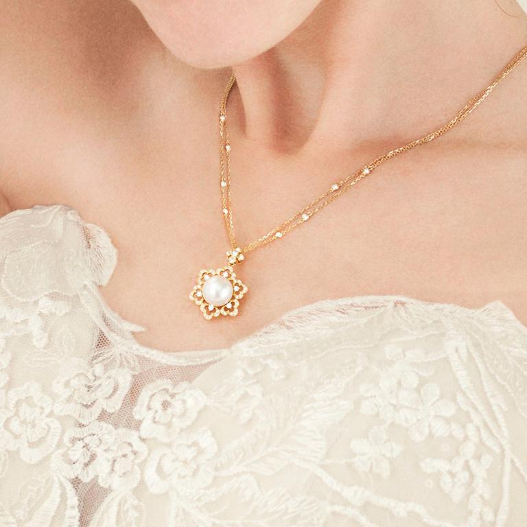 Modern THIALH Diamond Marine South Sea Pearl 18 Karat Yellow Gold Pendant Necklace For Sale