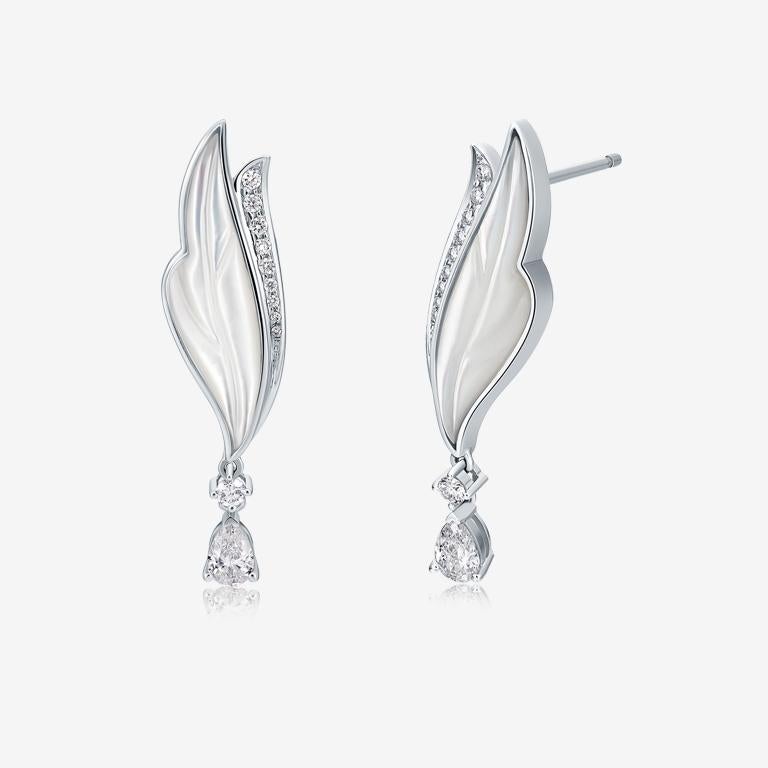 About the collection
The Datura Astra collection is inspired by the whimsicality and playfulness of nature.

Product description
A front-facing, whimsical wing-shape is outlined in diamonds and attaches to mother-of-pearl, pear-shaped diamonds.