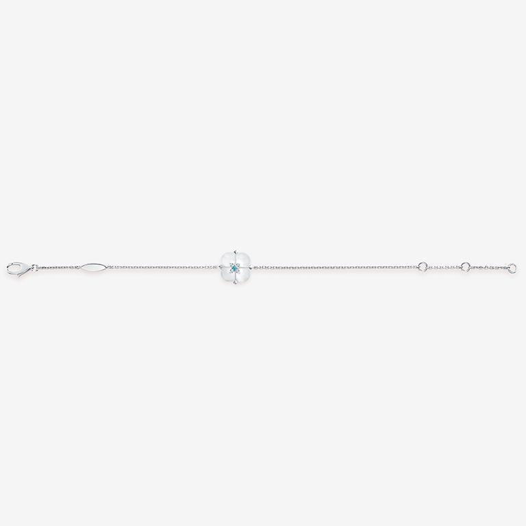About the collection
The Fontana di Trevi collection evokes the wonder of love with baroque designs, colored and white diamonds, and hand-carved geometric shapes.


Product description

Product description
Petite, lightweight and adjustable 18K